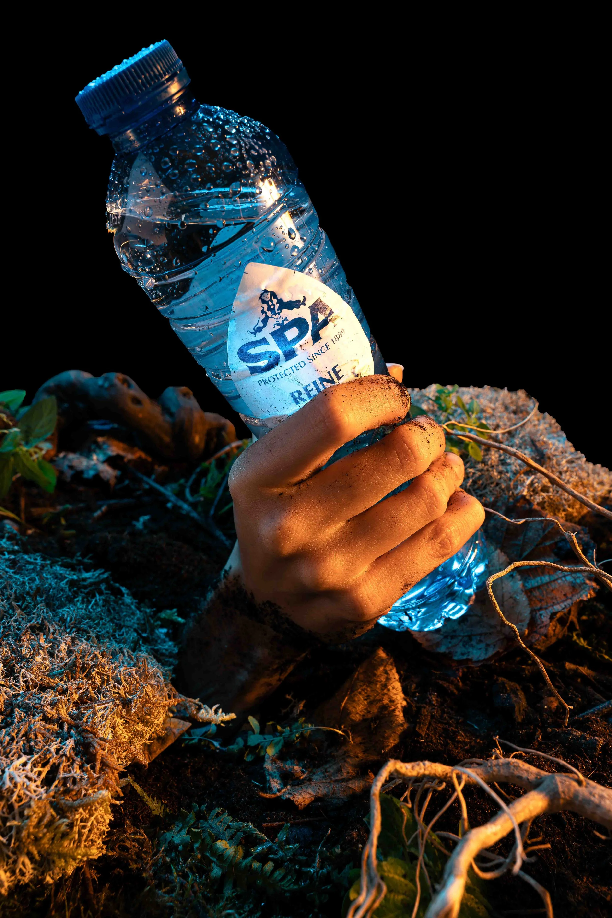 Photographie produit en ambiance sombre mettant en avant la matière et la qualité des surfaces. Composition épurée destinée à communication éditoriale ou digitale.