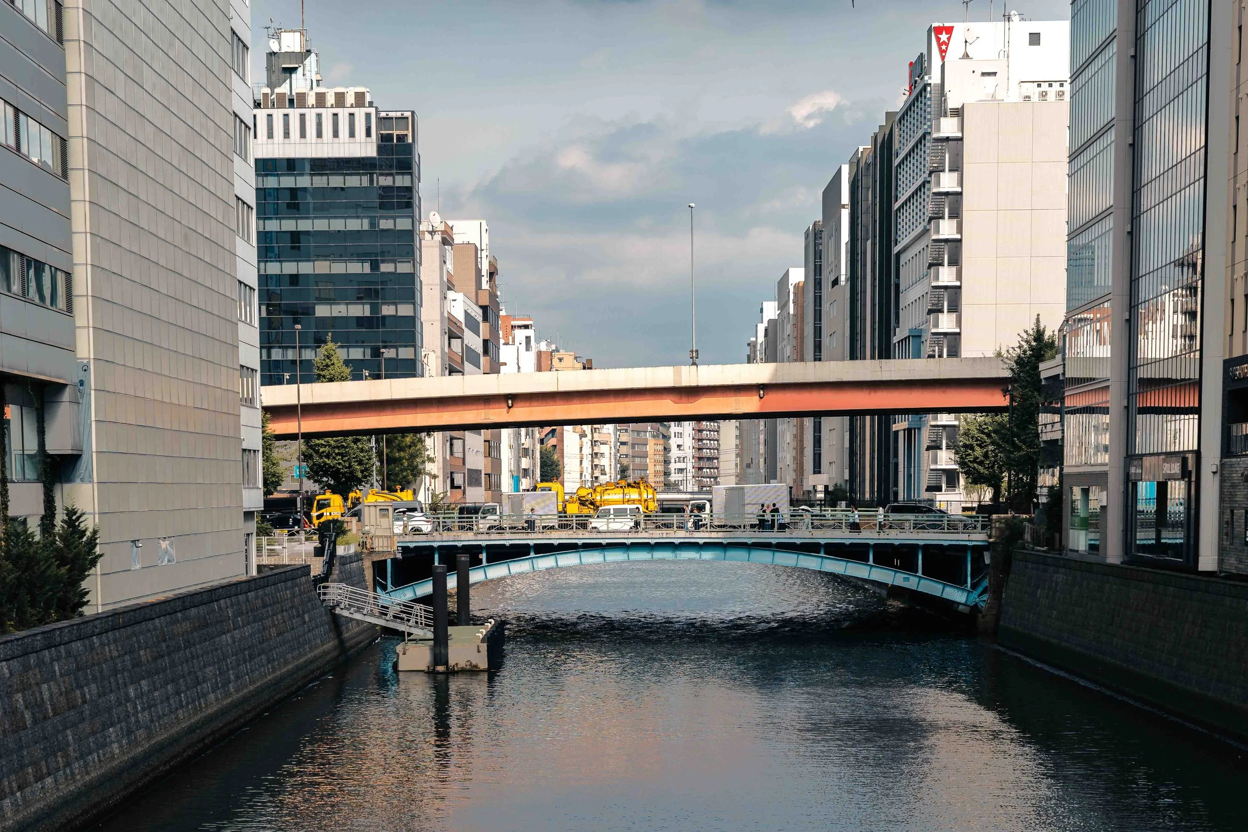 Canal urbain structuré par des infrastructures contemporaines. L’image souligne la profondeur, les perspectives et l’implantation architecturale.