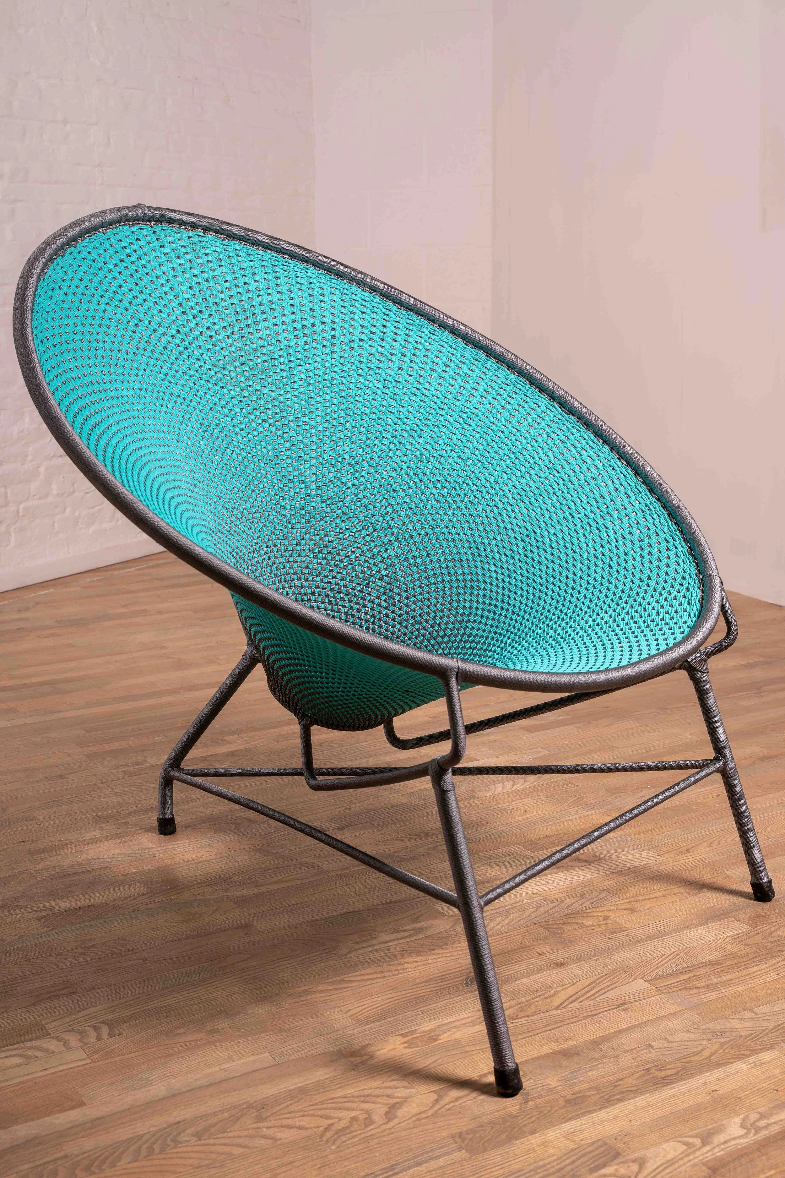 Chaise design bleue en studio. Image centrée sur la silhouette, les proportions et la lisibilité produit.