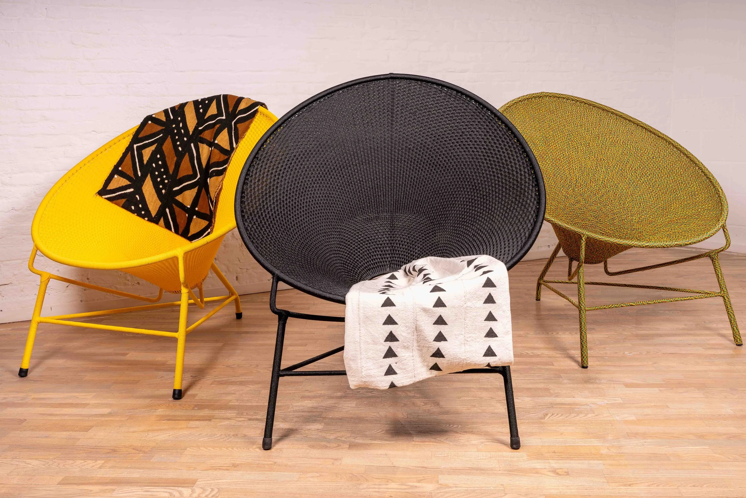 Composition de plusieurs chaises design en studio. Travail sur la répétition, la variation chromatique et la mise en scène produit.