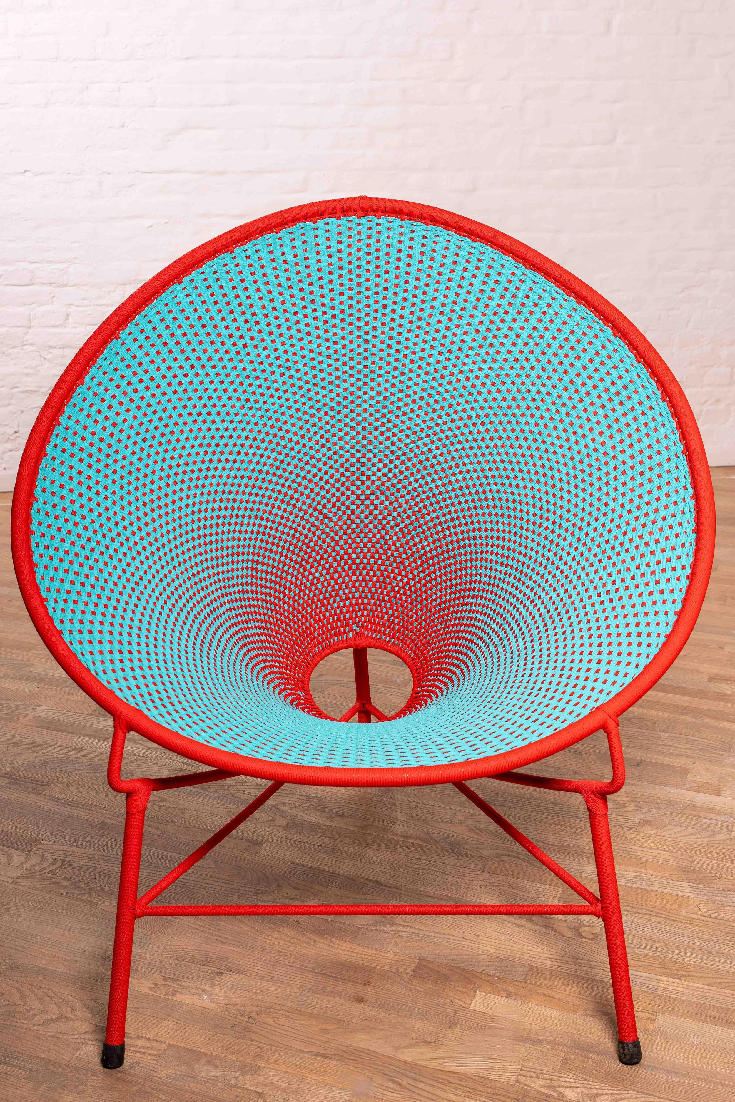 Chaise design rouge photographiée en studio sur fond neutre. Mise en valeur des lignes, de la structure et de la couleur pour usage marque ou catalogue mobilier.