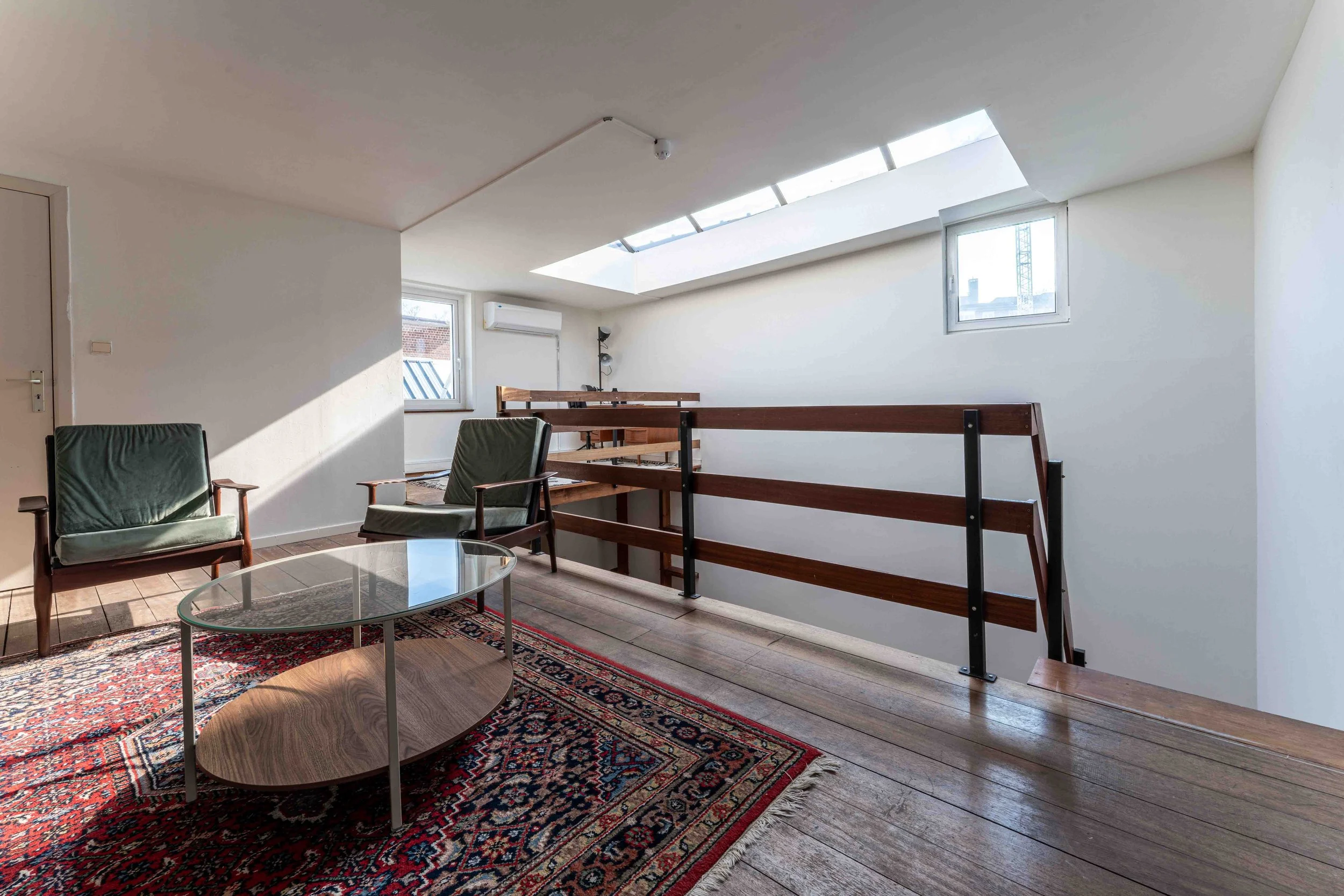 Studio photo lumineux à Bruxelles avec verrière et espace de travail