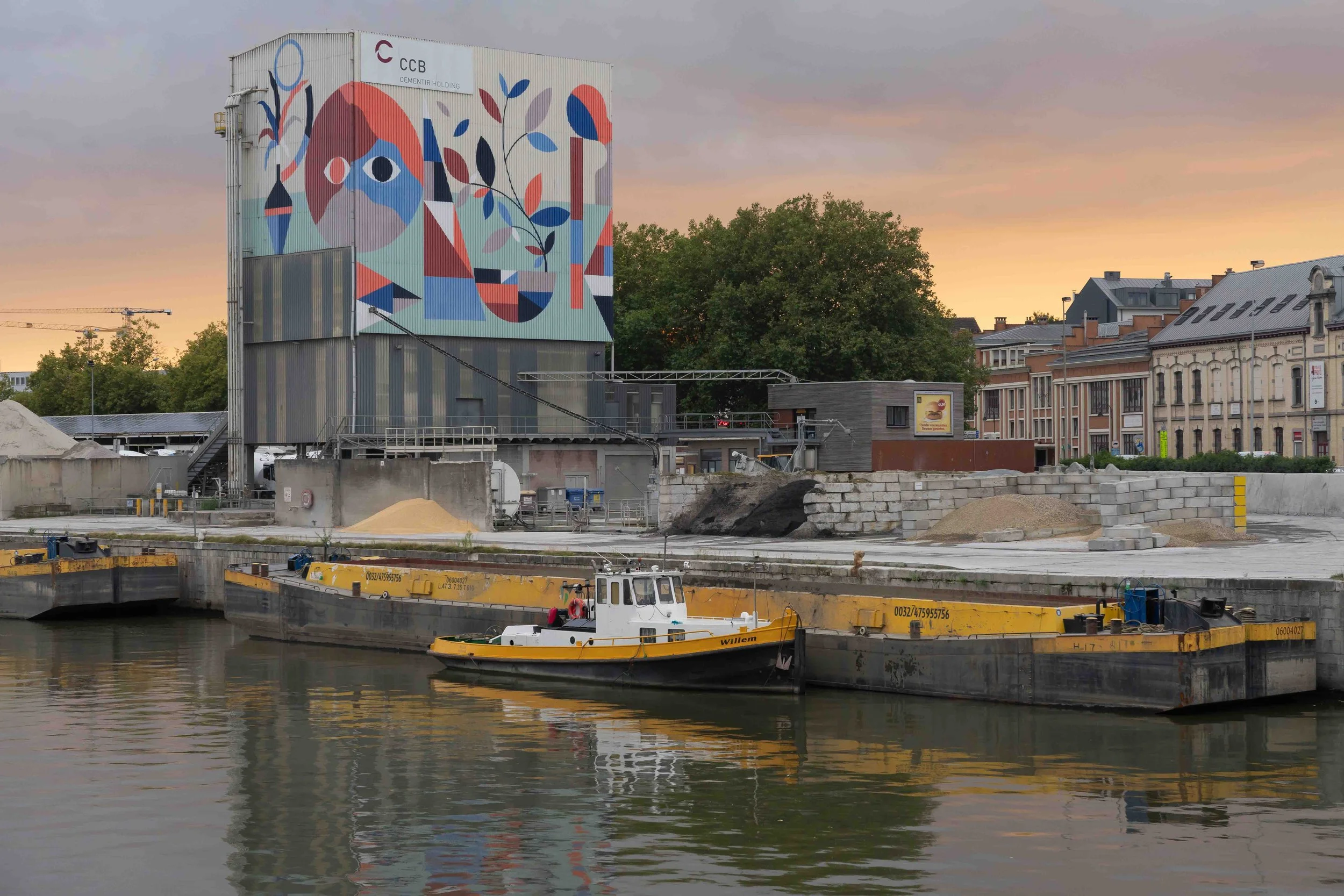 Site industriel en bord d’eau intégré dans un territoire urbain. La photographie documente l’architecture et son environnement.