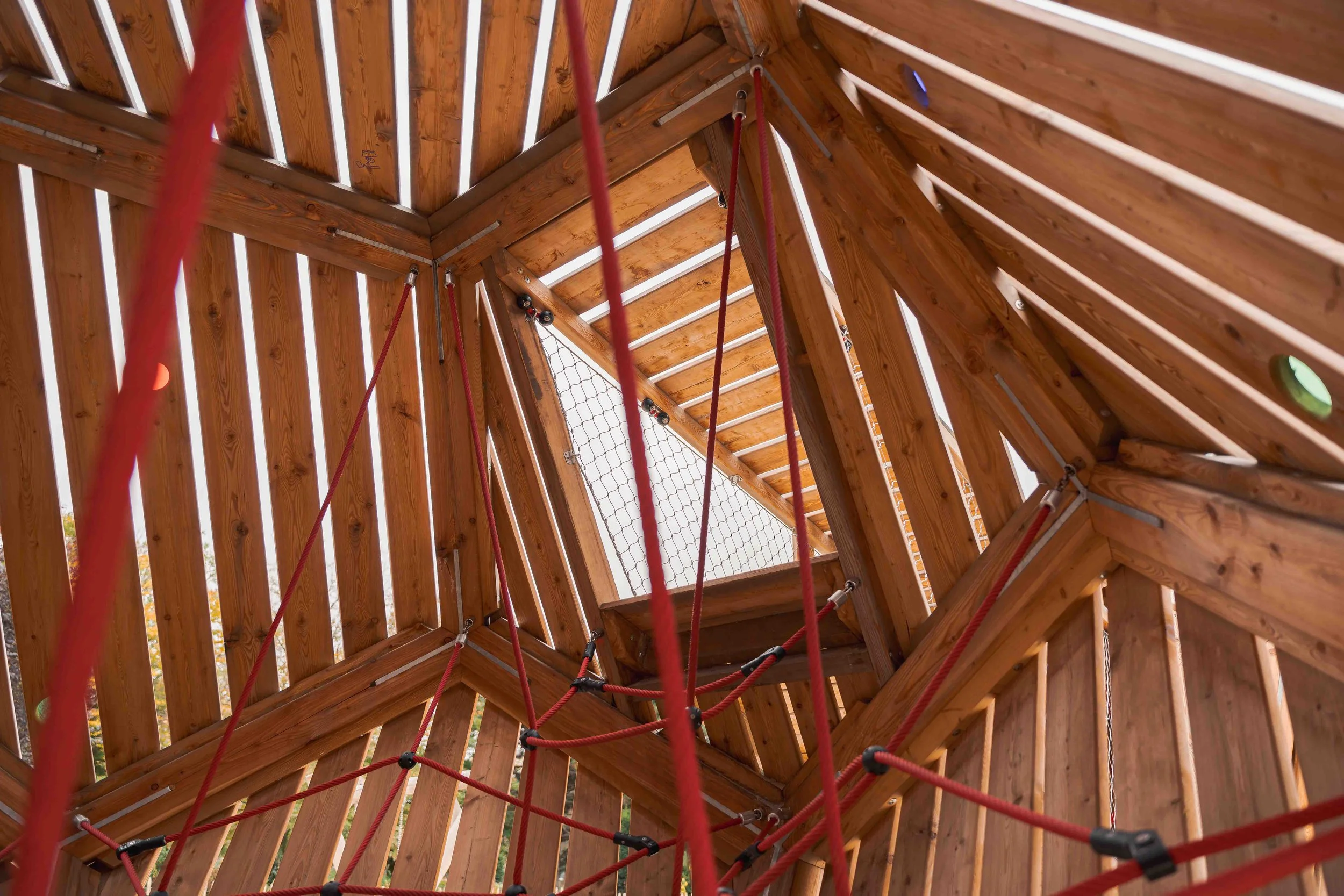 Photographie d’architecture contemporaine en bois mettant en valeur la structure, les lignes verticales et la géométrie constructive. Travail sur la matière et la lumière naturelle.