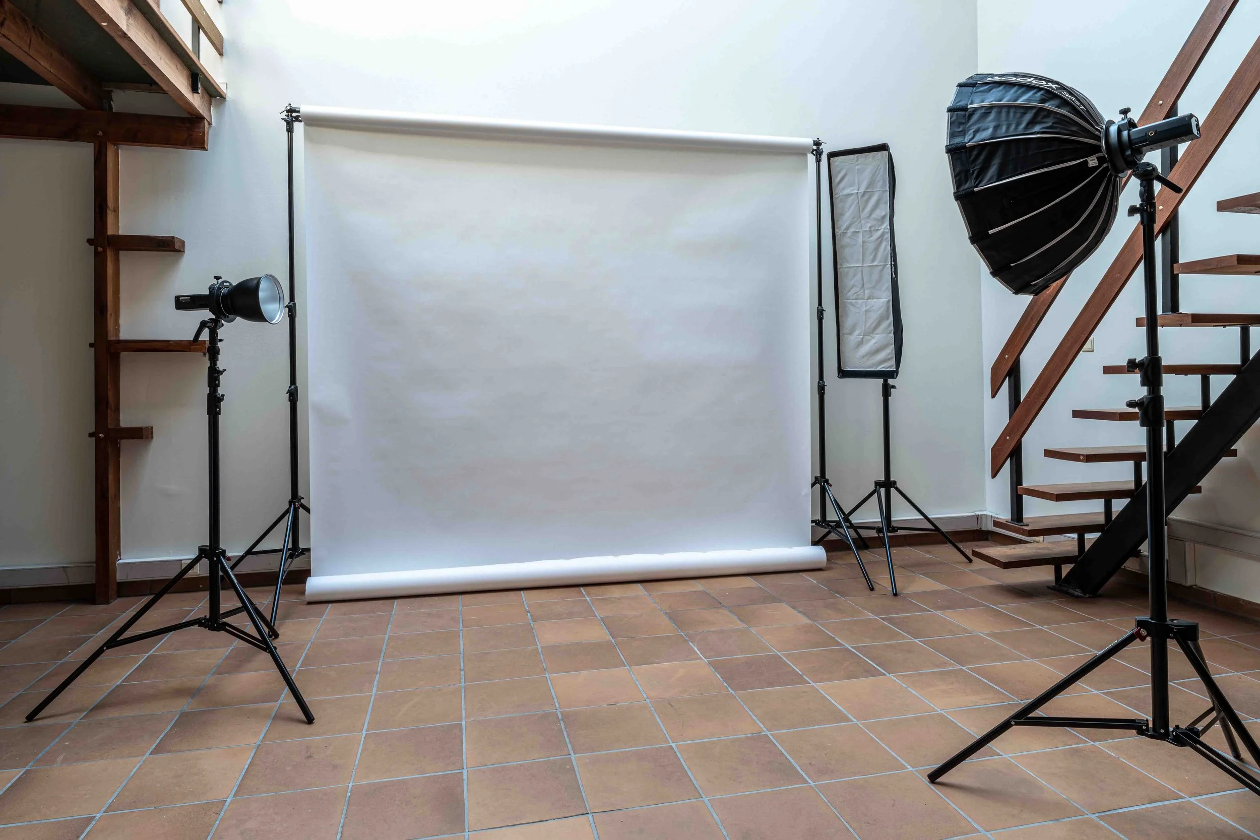 Fond blanc avec éclairage studio professionnel à Bruxelles