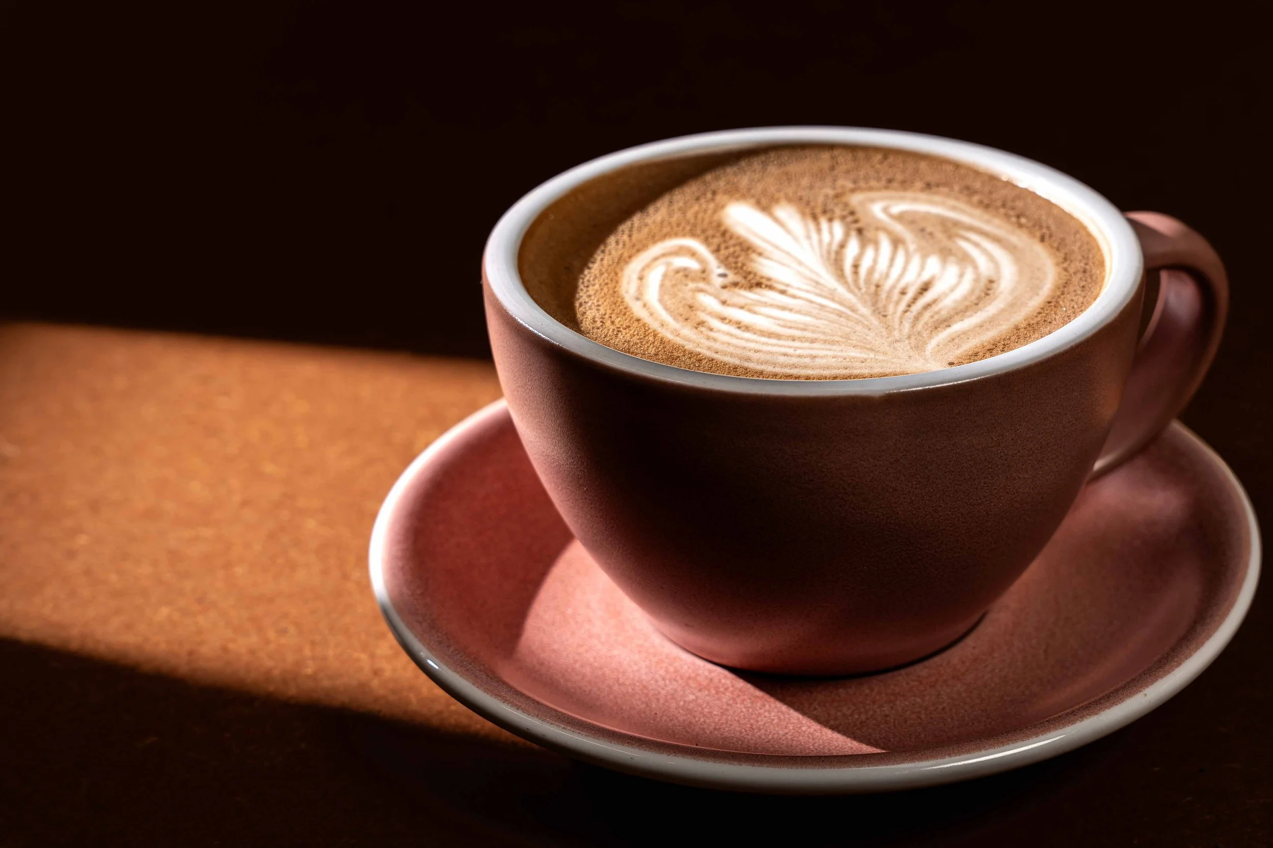 Photographie de café latte mettant en avant la texture et la précision du geste, avec une lumière naturelle structurante. Une approche visuelle orientée branding et direction artistique, entre photographie de produit et recherche esthétique.