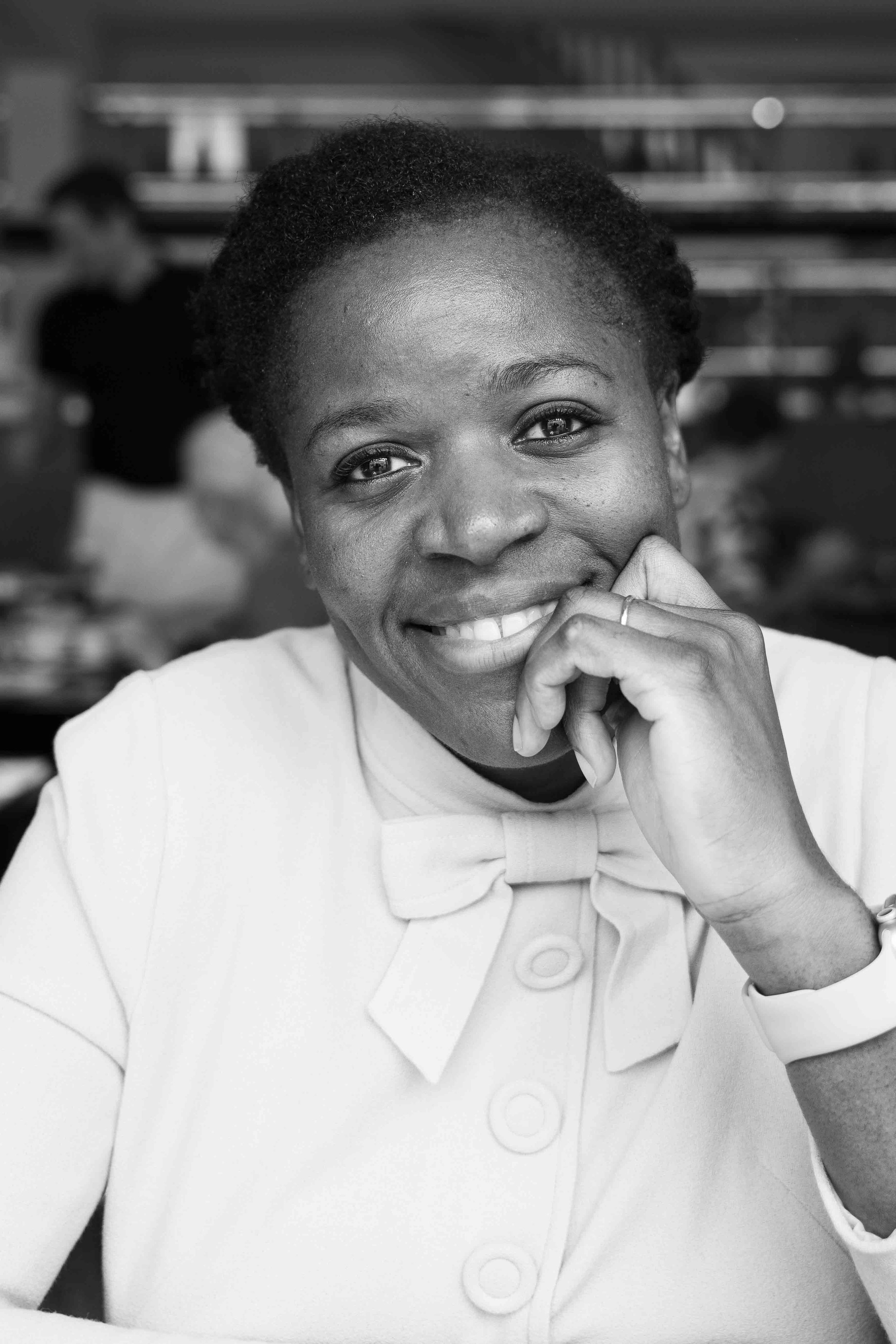 Portrait noir et blanc féminin en studio. Éclairage frontal doux mettant en valeur les expressions.