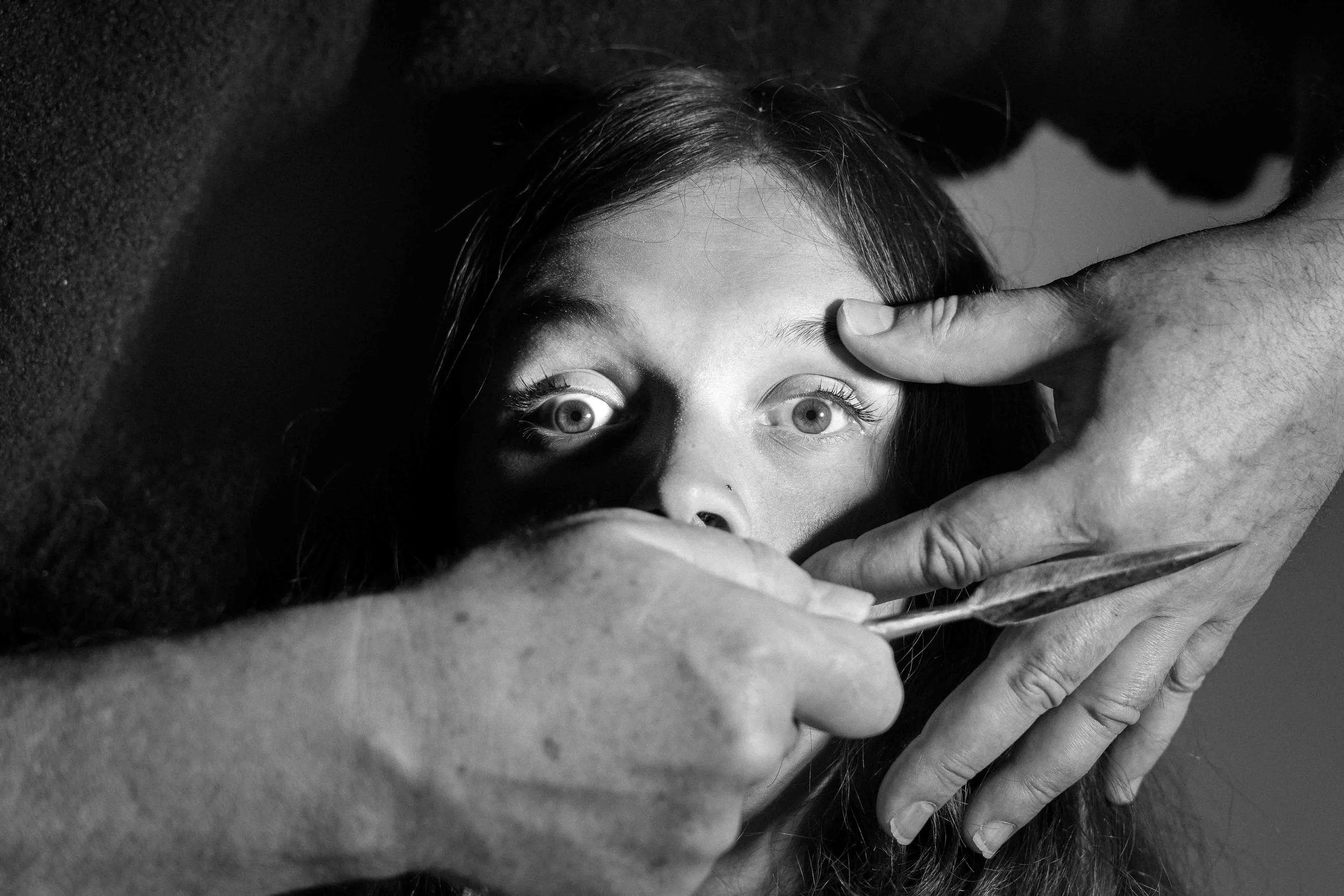 Portrait noir et blanc en studio, cadrage serré et lumière directionnelle mettant en valeur l’expression et la texture du visage