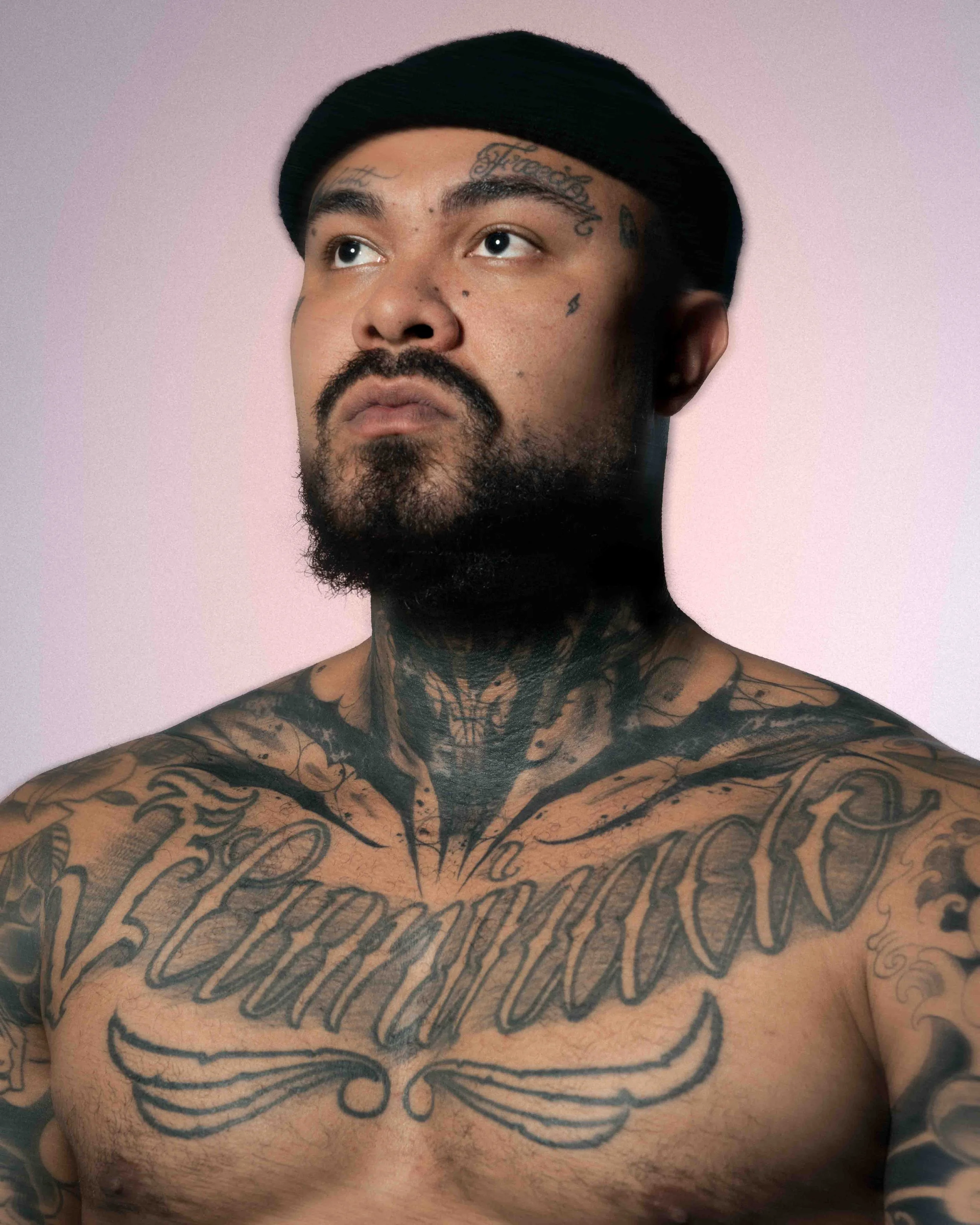 Portrait masculin en studio sur fond neutre. Cadrage serré et lumière structurée.