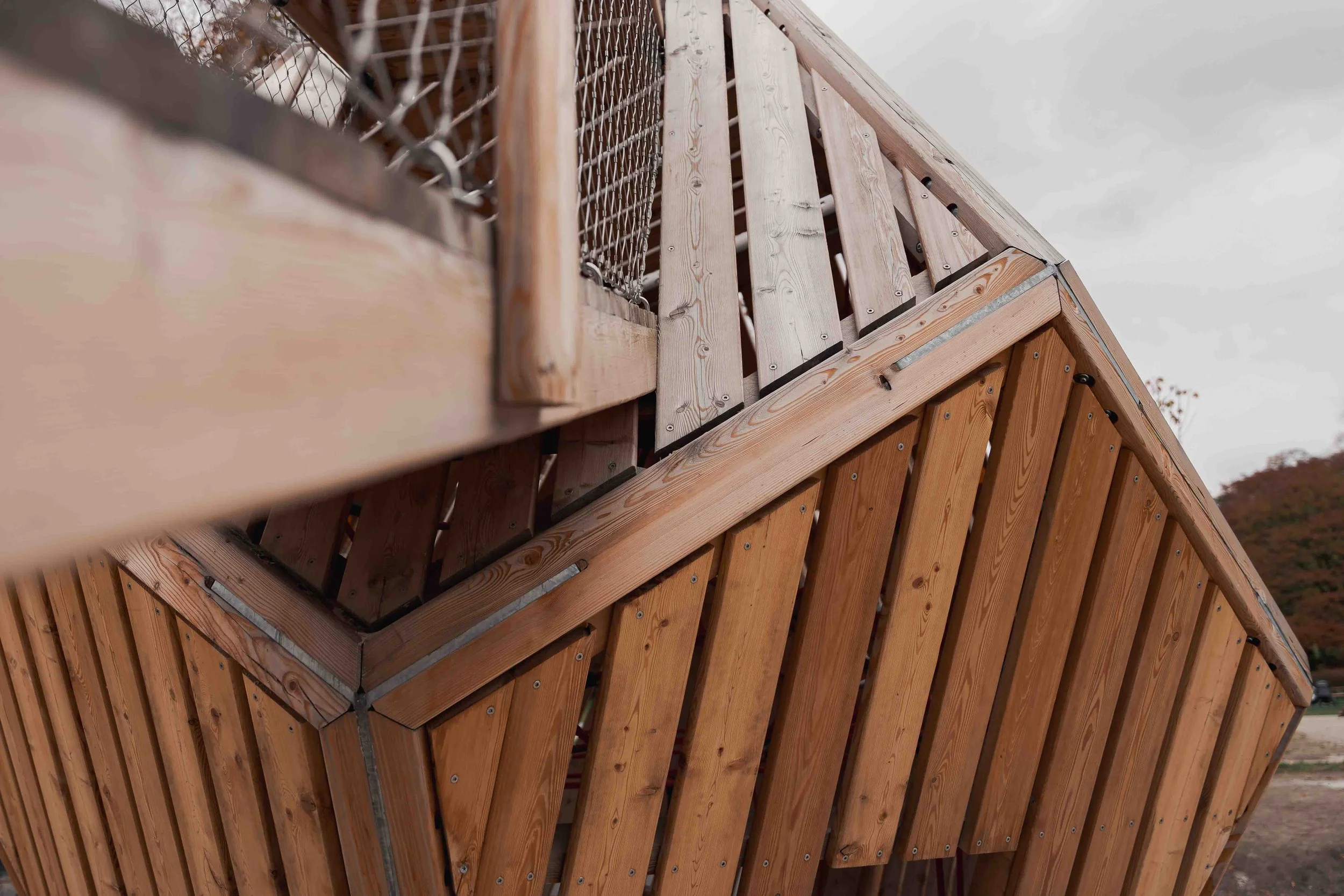 Exploration d’un escalier en bois au sein d’un bâtiment contemporain. L’image souligne la relation entre circulation, volume et détail architectural.