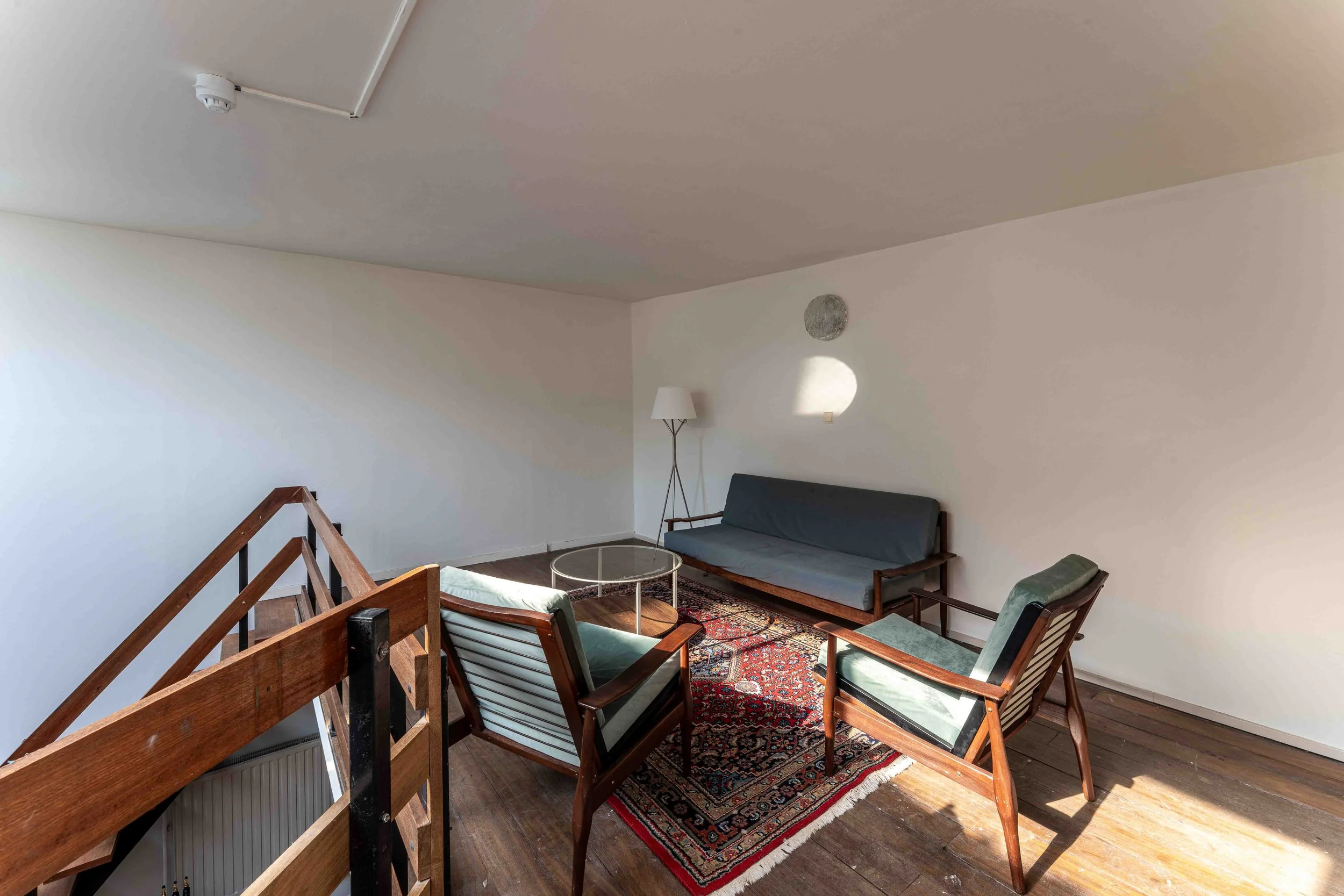 Espace lounge en mezzanine dans un studio photo à Bruxelles