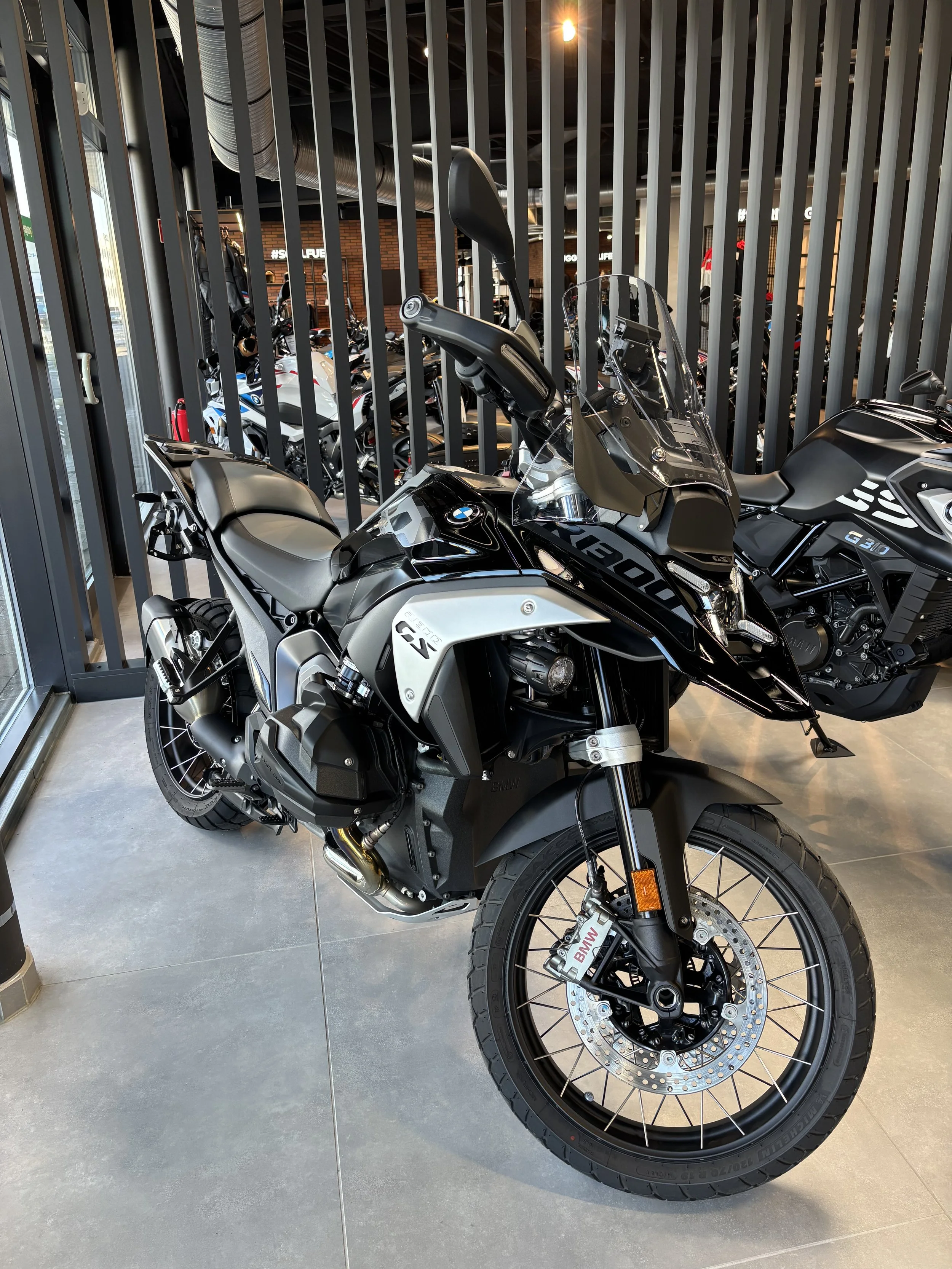 Schwarze BMW Motorrad mit Schutzblech und Panorama-Scheibe in Motorradausstellung