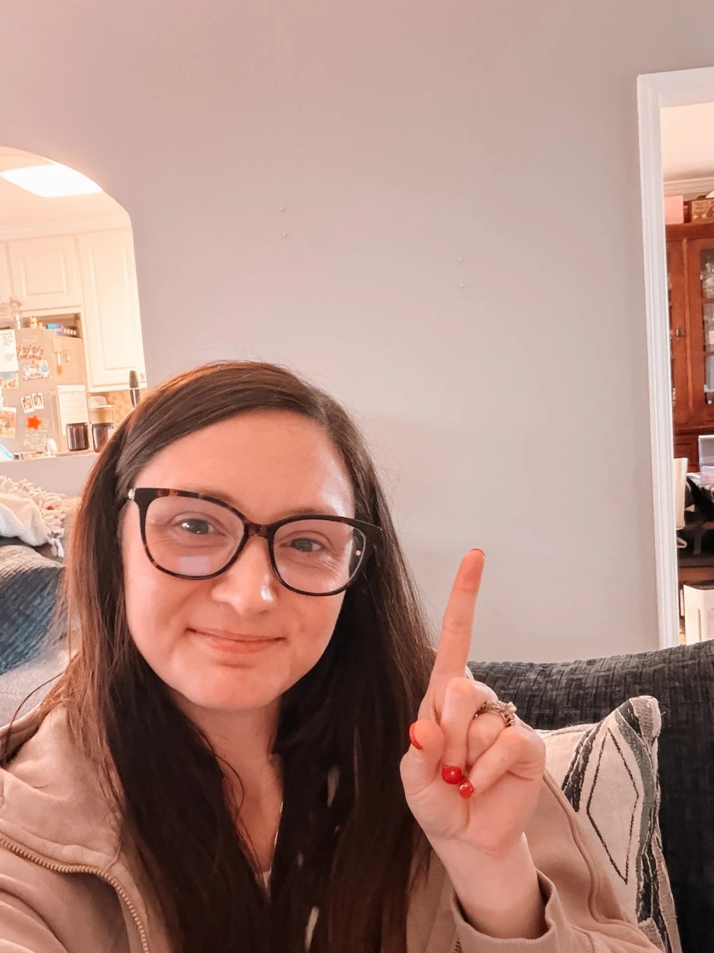 Okay friends&hellip; I need your help!! 🫶🏼

We are thissss close to finishing our living room refresh and I&rsquo;m OBSESSED with how it&rsquo;s coming together 😍👏

BUT&hellip; we have one small wall that I cannot decide what to do with 🤦🏼&zwj;