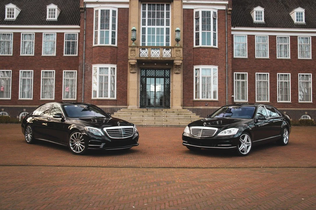 2 Mercedes-Benz S Classes in front of city hall