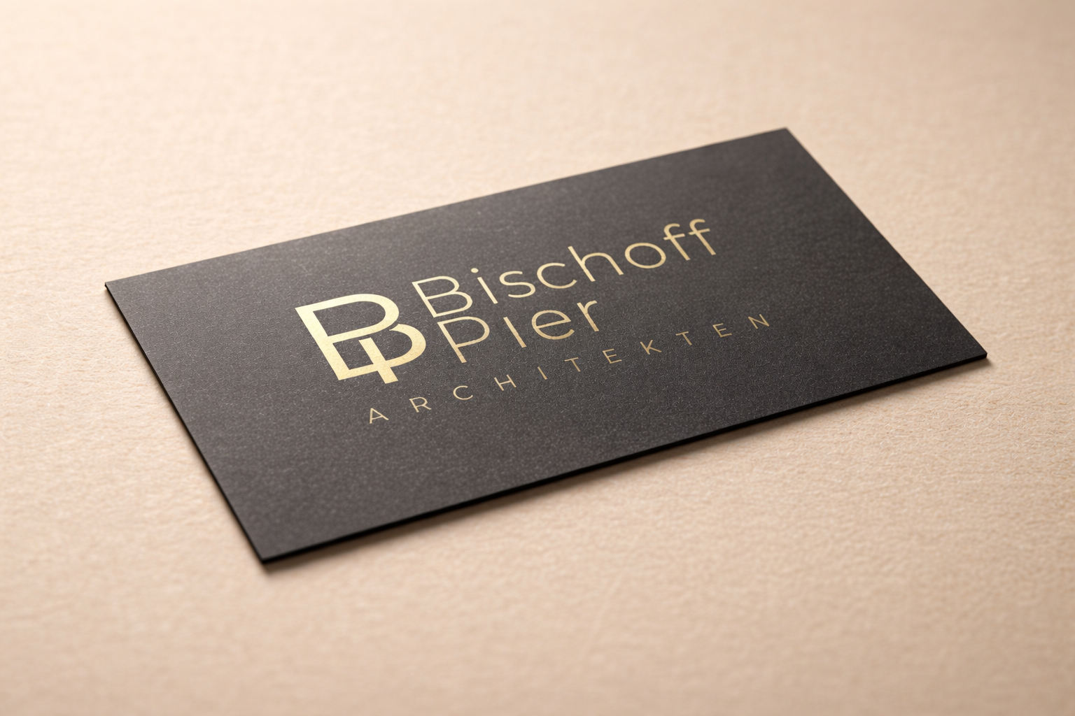 Geschäftskarte für Bischofff Pier Architekten auf beigem Hintergrund.