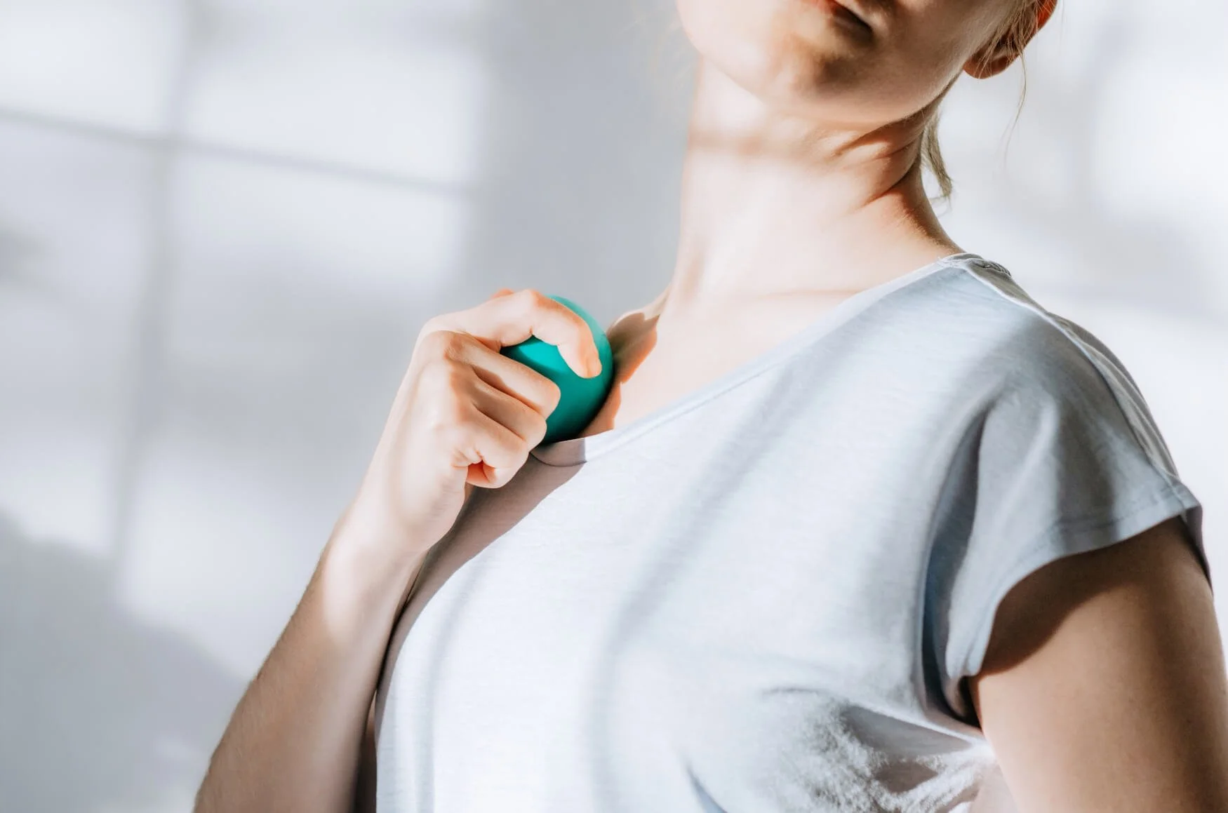 Frau trainiert mit einer Handhaltung im Fitnessstudio.