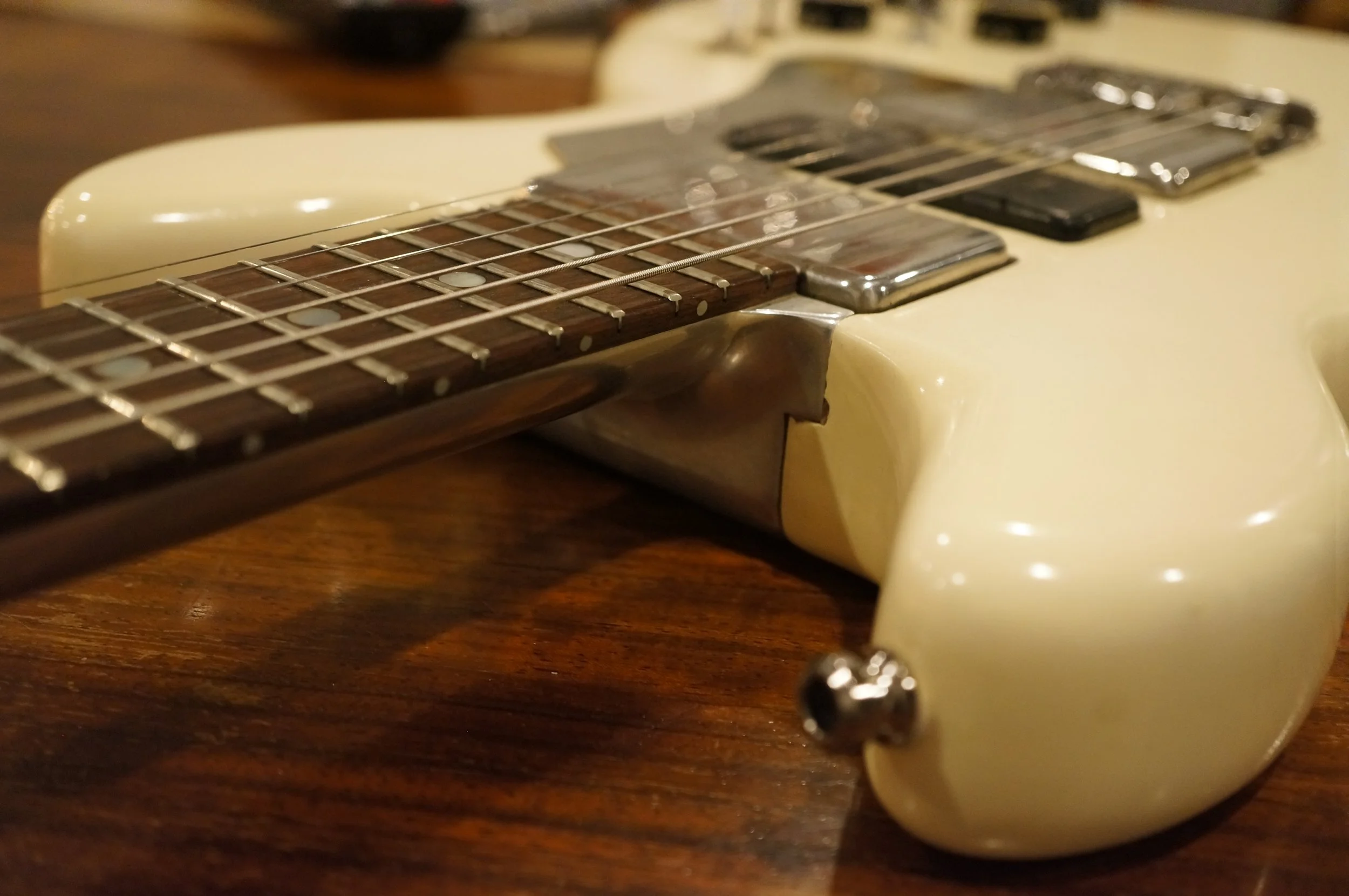 GA19(Travis Bean + Electric Guitar Company).JPG