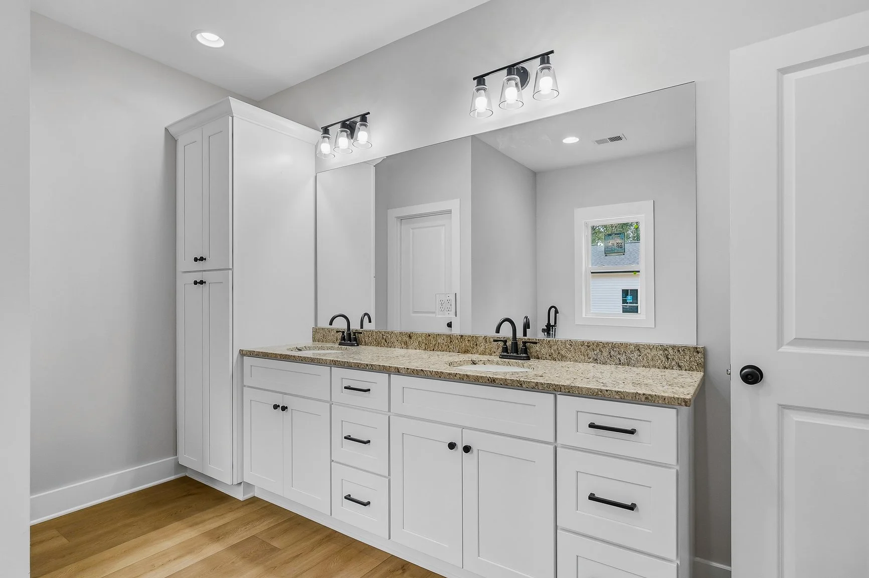 Dual sinks and linen closet