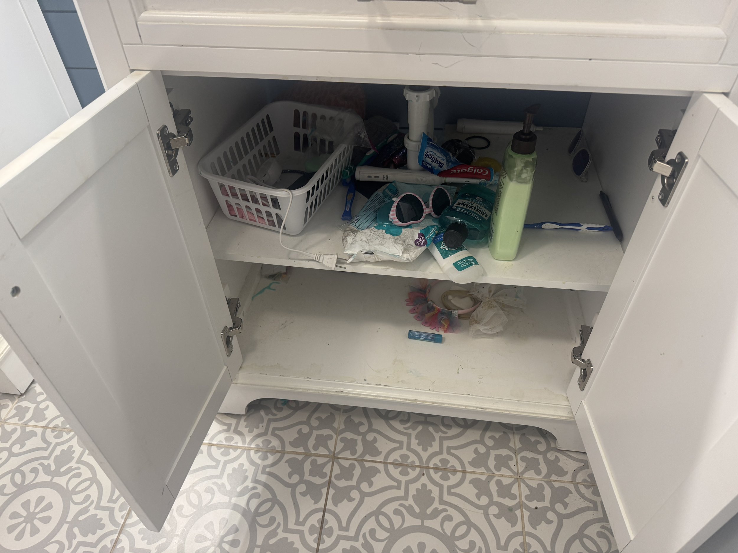 bathroom drawers/cabnets