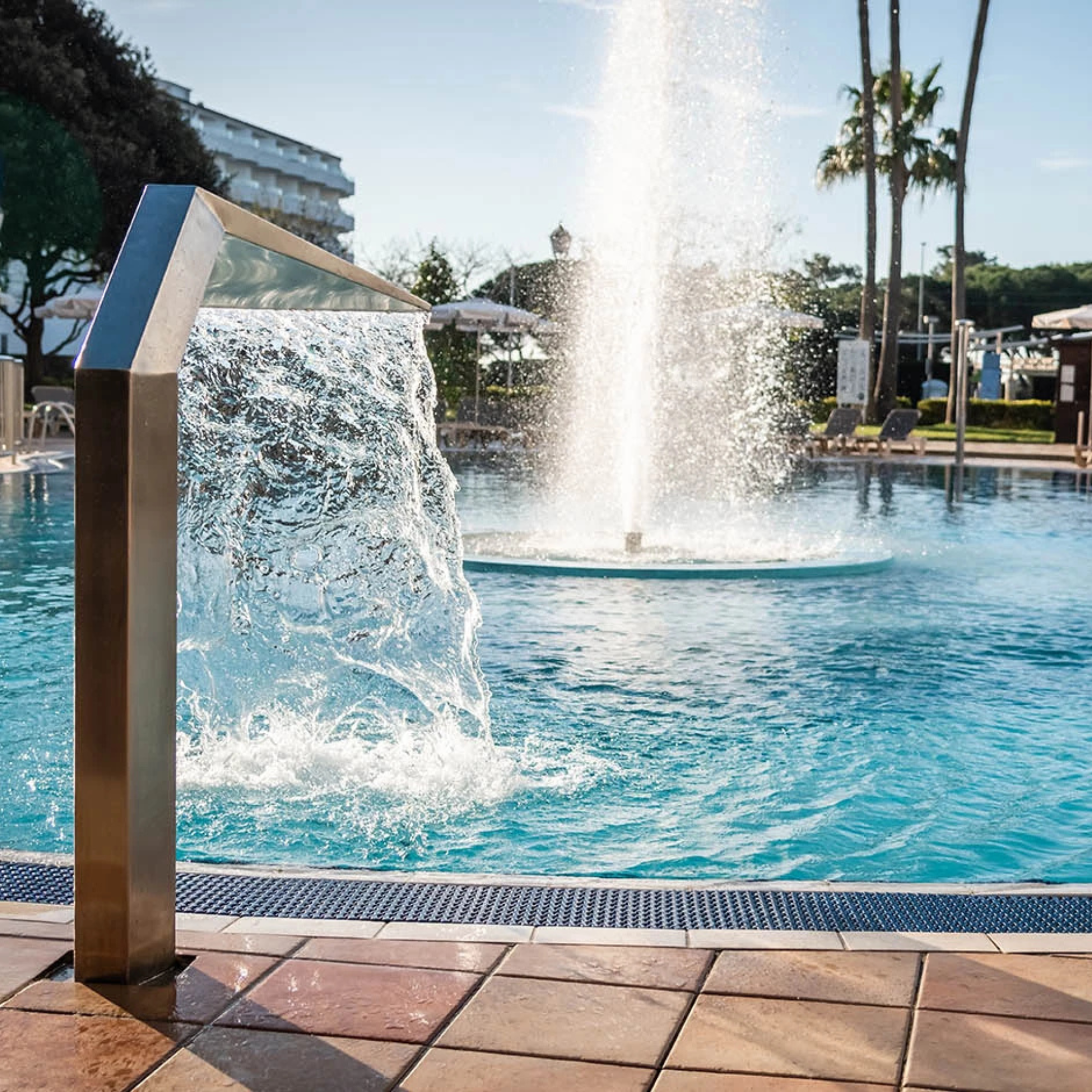 piscine avec jet d'eau