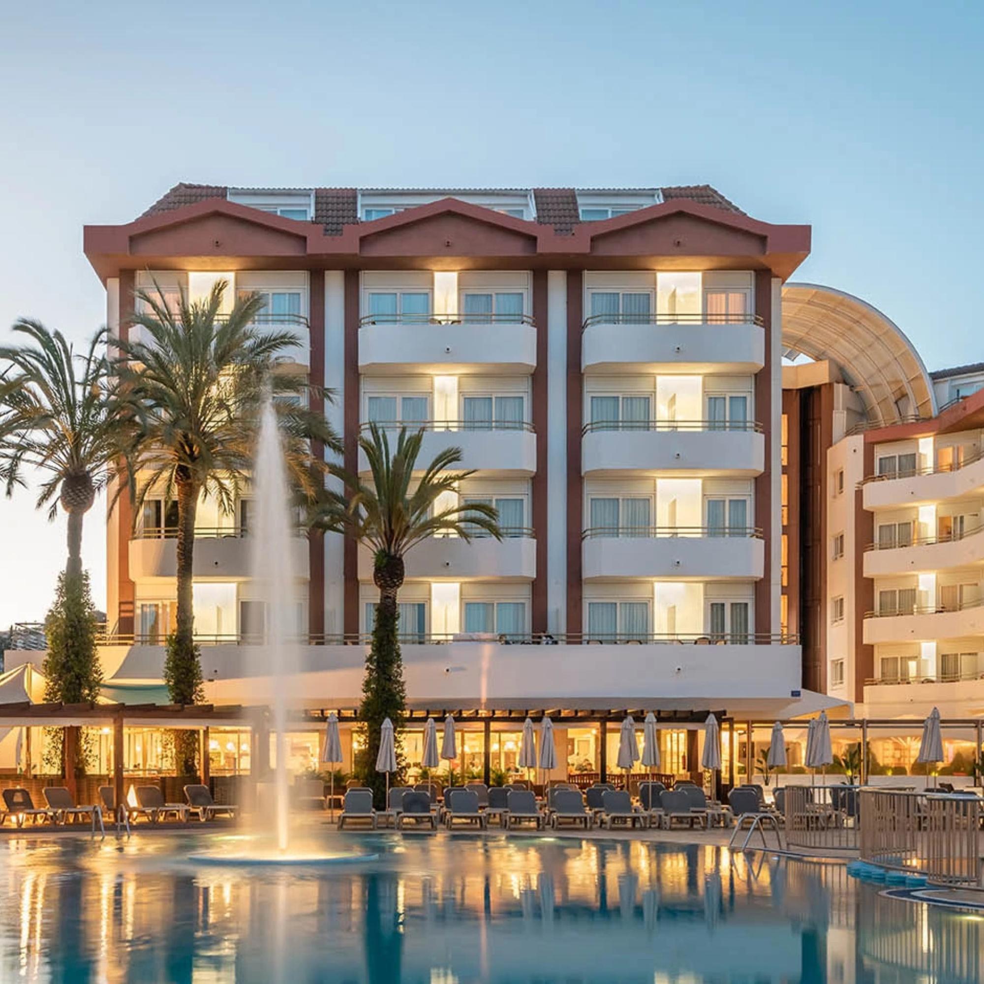 façade de l'hotel de nuit vue de la piscine