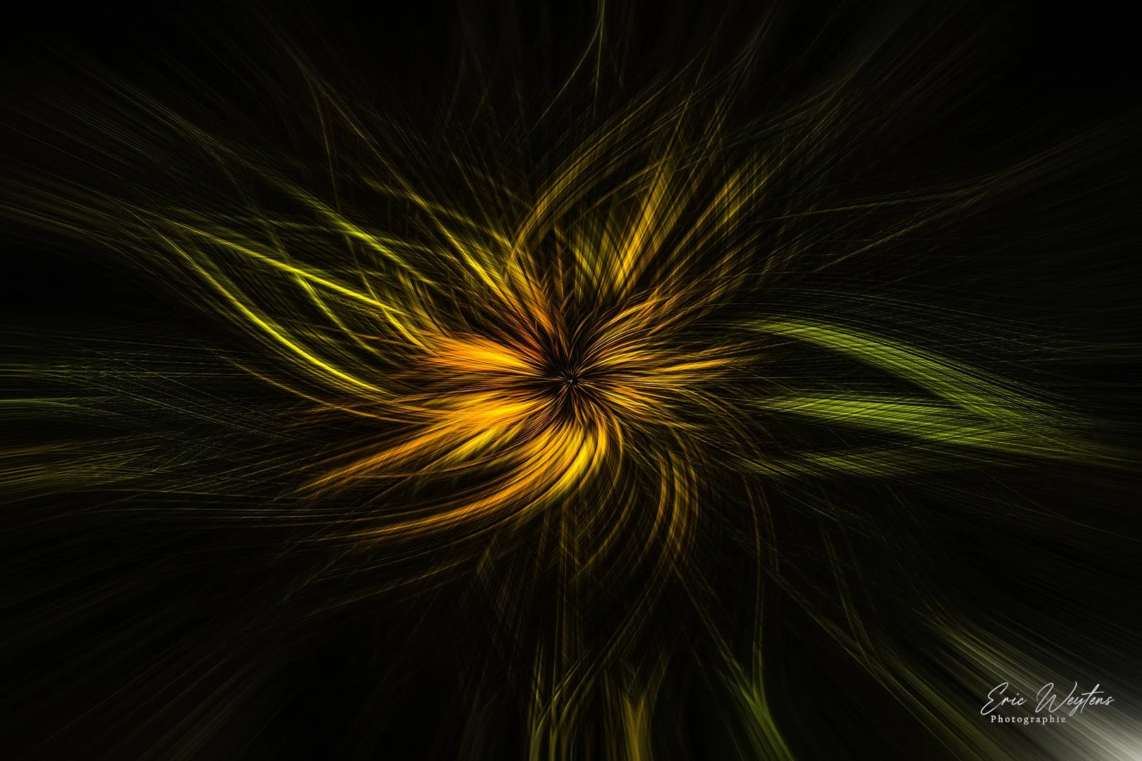 Une représentation artistique de lignes lumineuses orange, jaune et vertes s'étendant à partir d'un point central, créant un effet de Dynamisme et d'énergie.