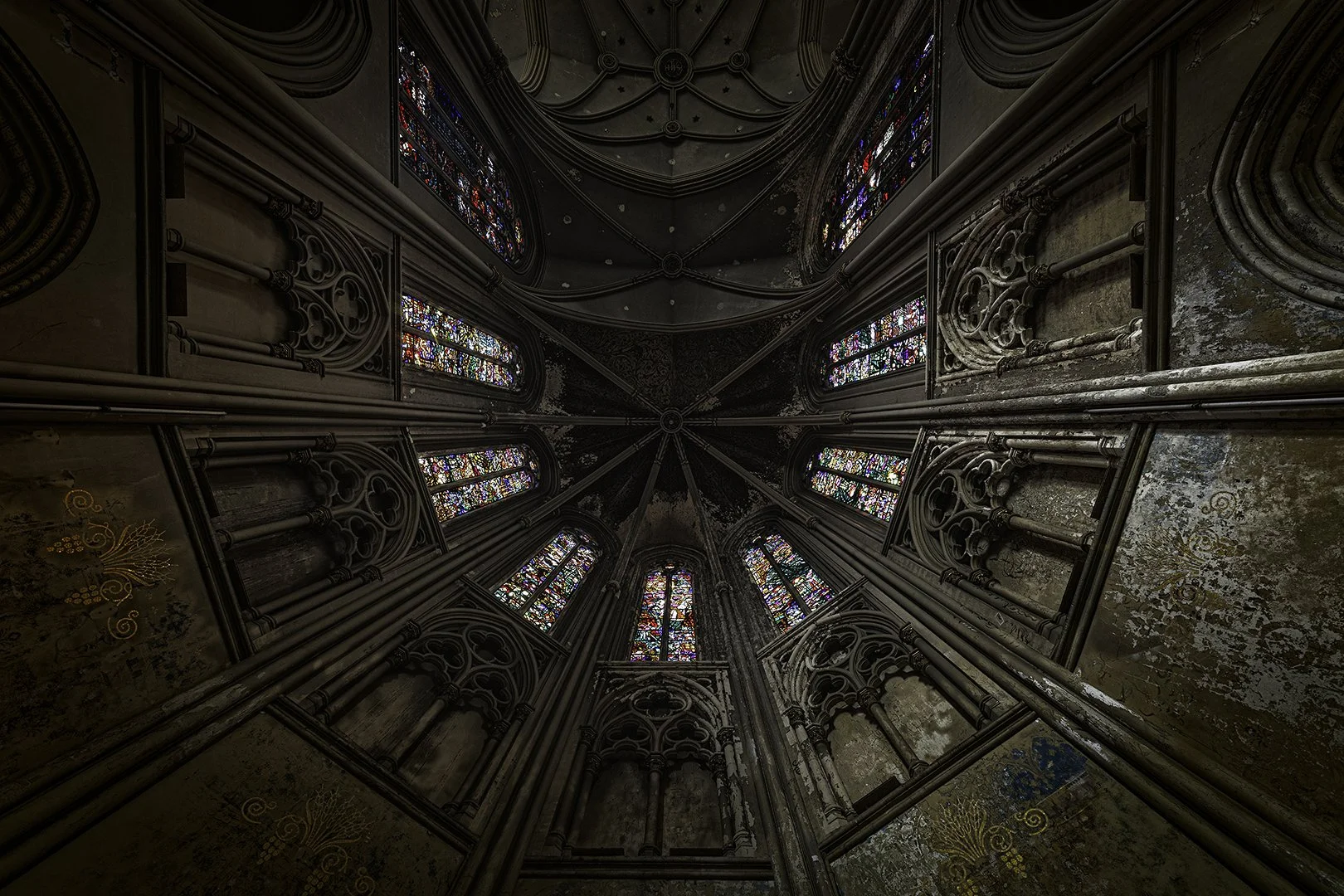 Intérieur d'une cathédrale gothique avec des vitraux colorés et des arches en pierre