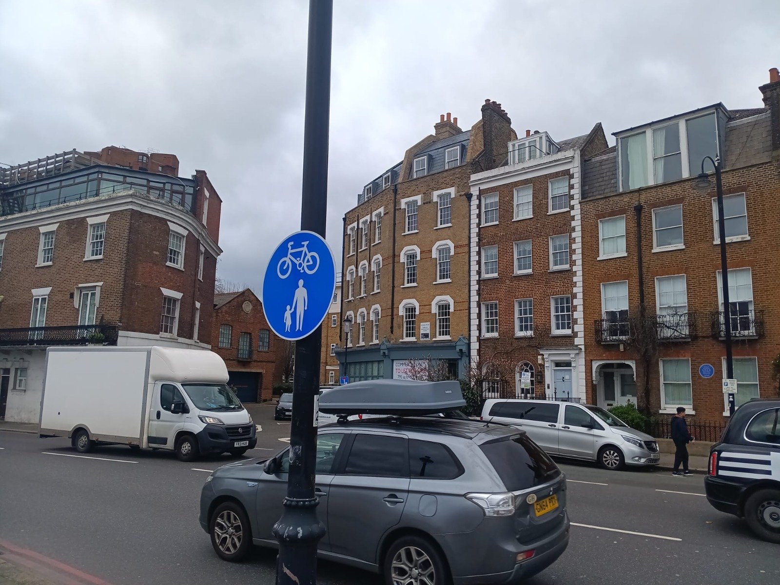 Cheyne walk: shared space signs up