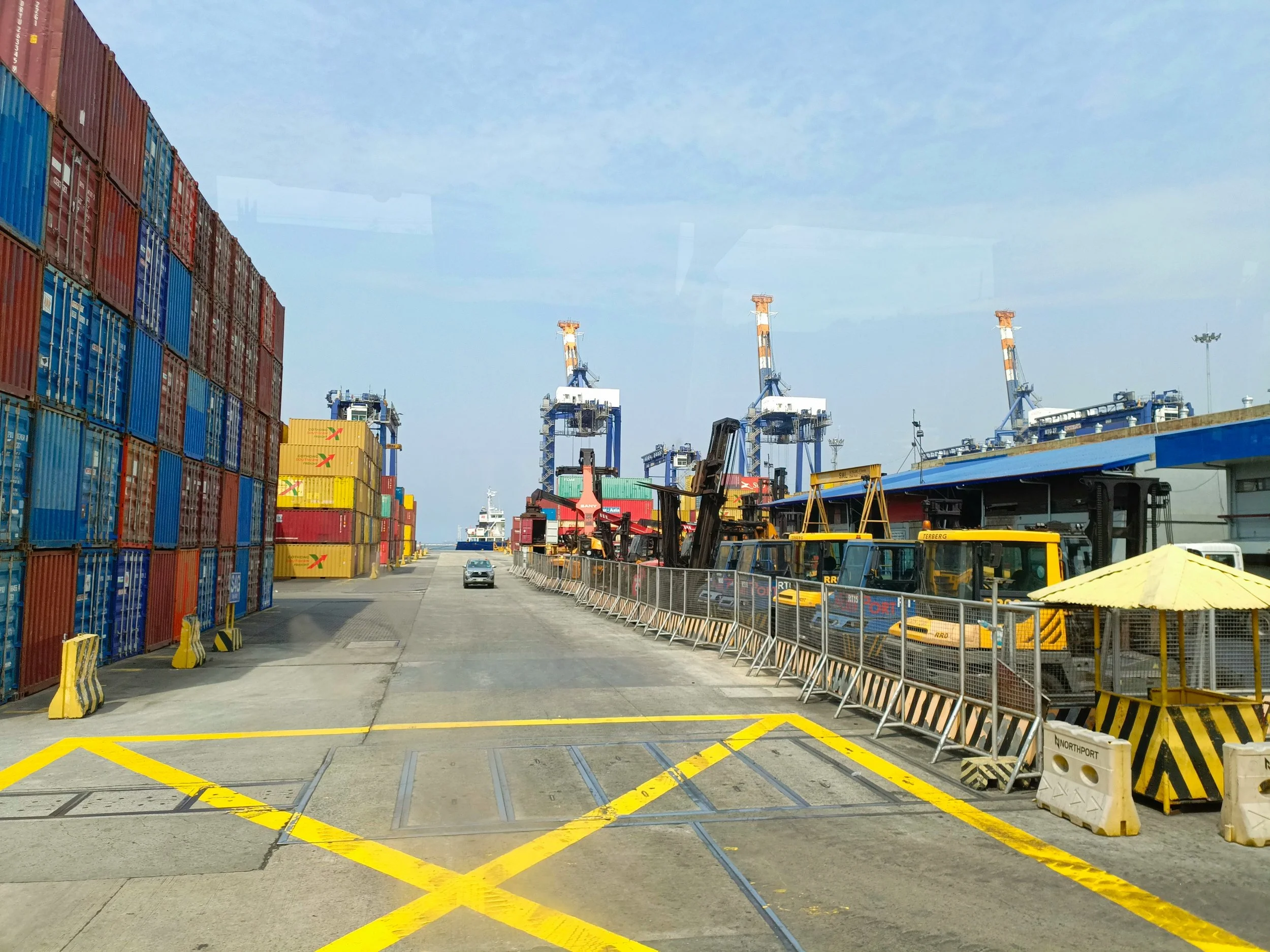 Accompagnement expert pour les procédures douanières et l'export vers le Maghreb.