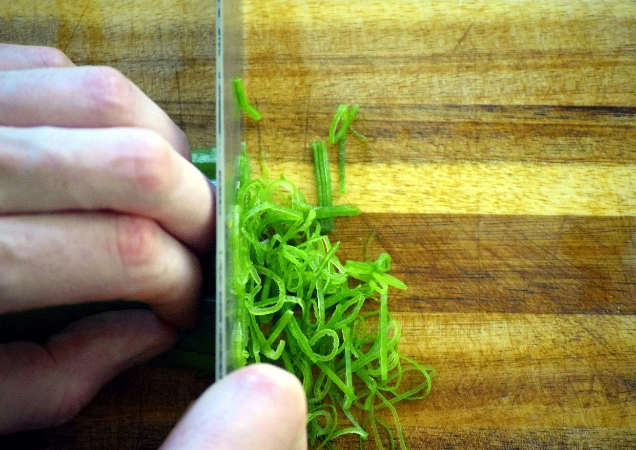 cutting negi onion for miso soup