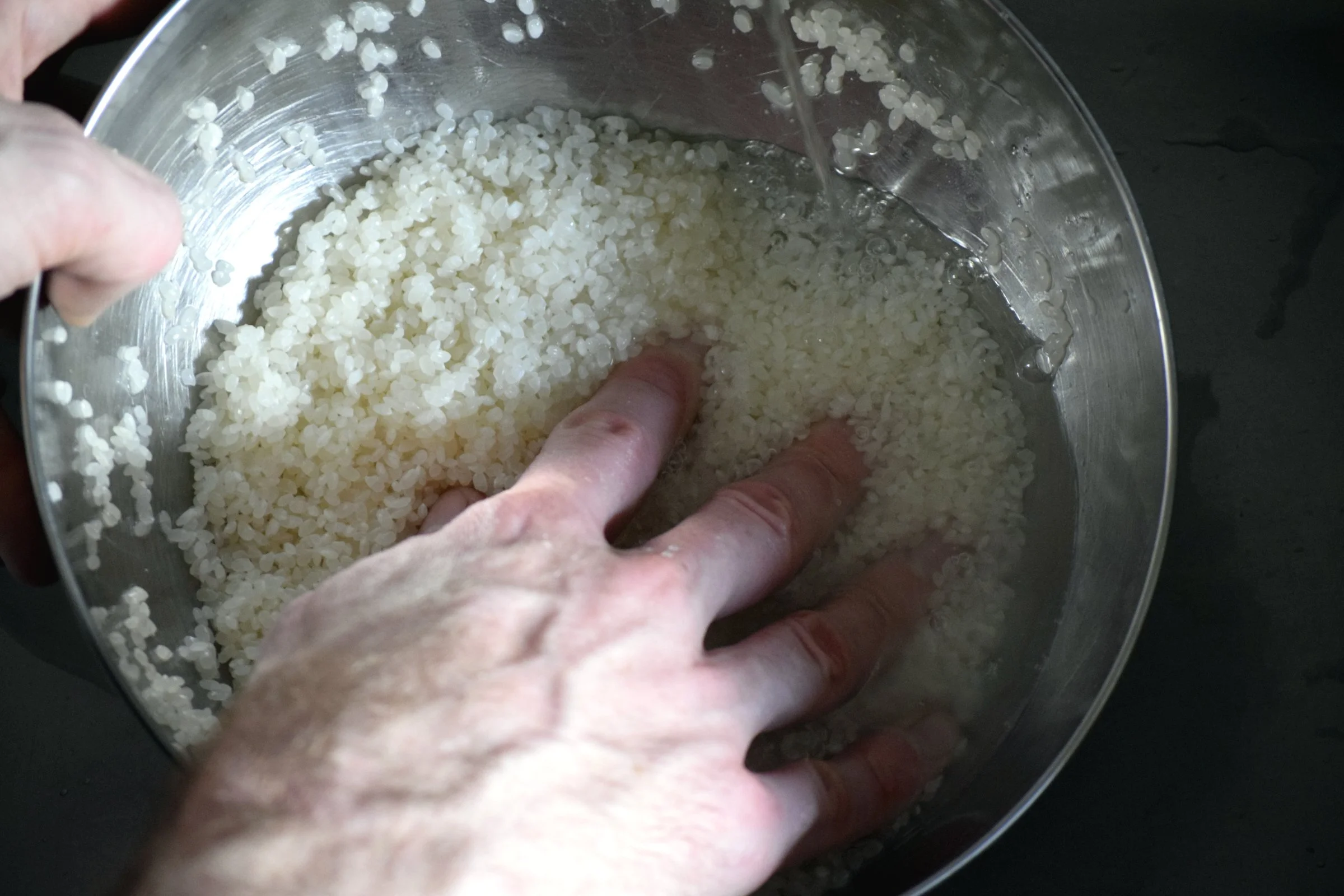 washing sushi rice