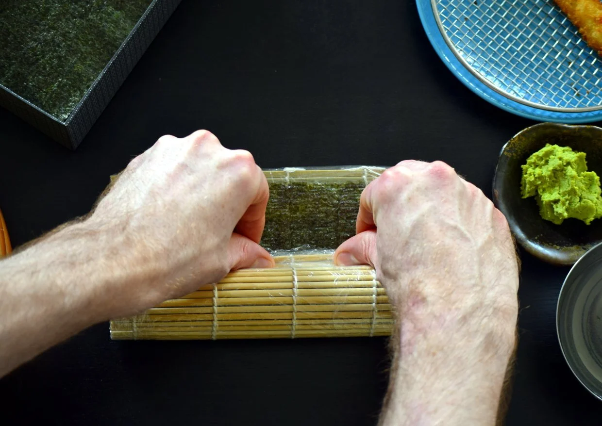 Rolling maki sushi correctly