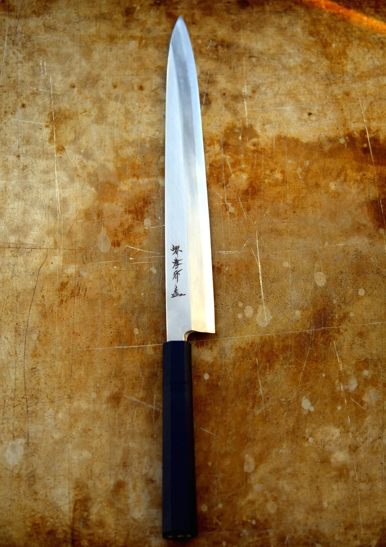 Use a sharp knife to prepare sushi and learn how to hold it correctly. 