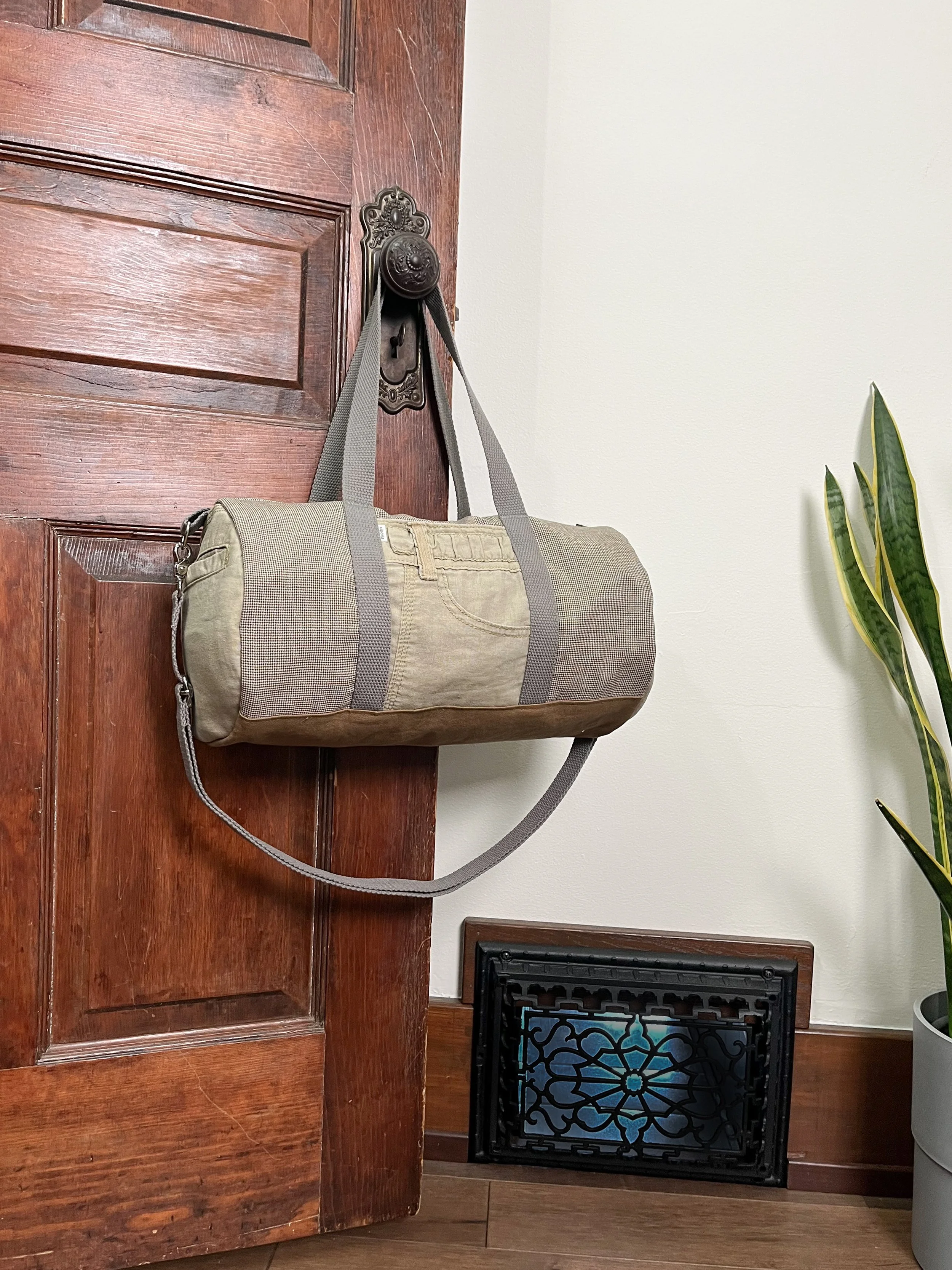 CipollaShop_DuffleBag_VintageWool&Linen_WeltPockets_DoorHandles.jpg