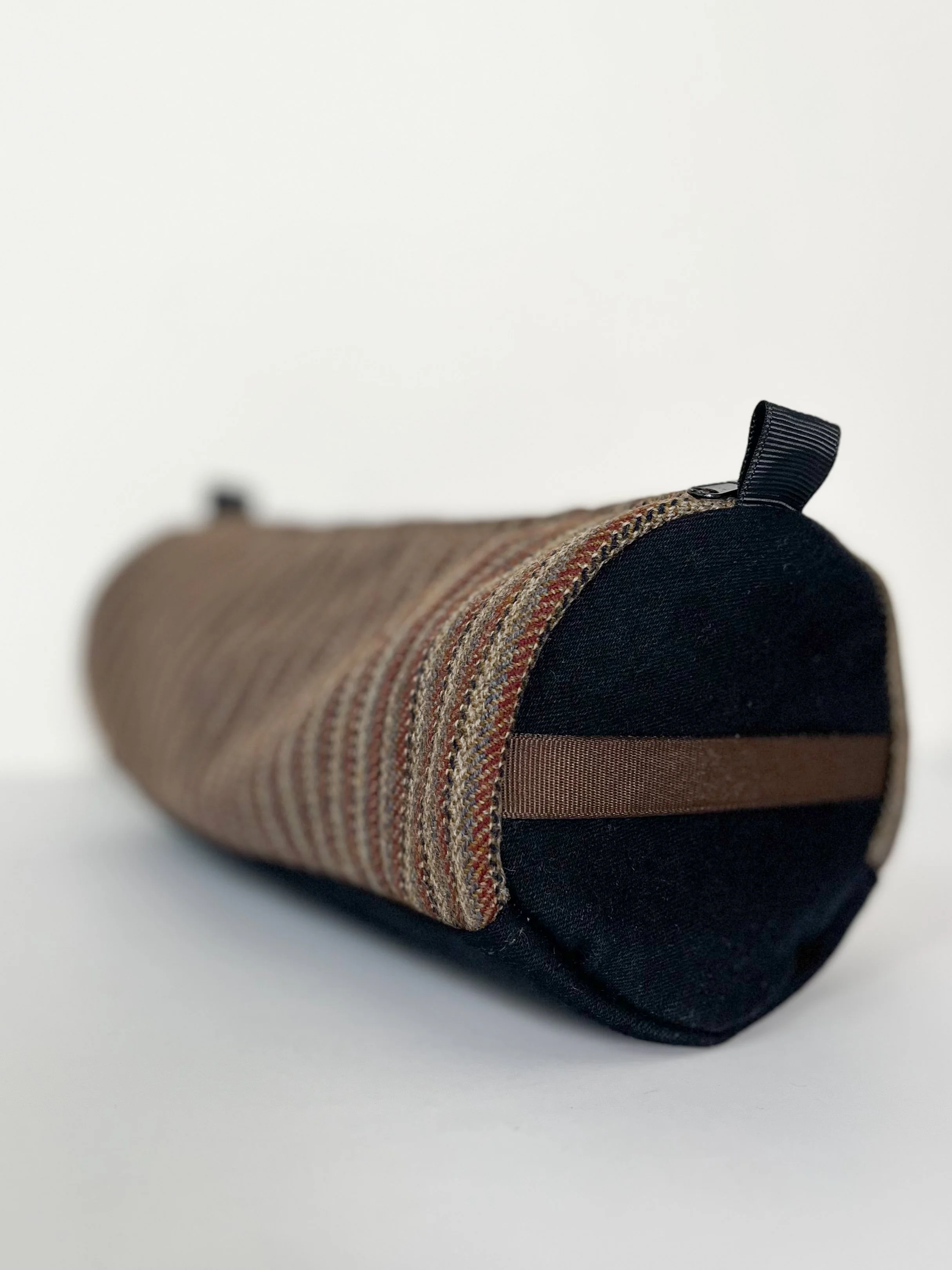 CipollaShop_Pouch_VintageWoolStripe_Handle.jpg