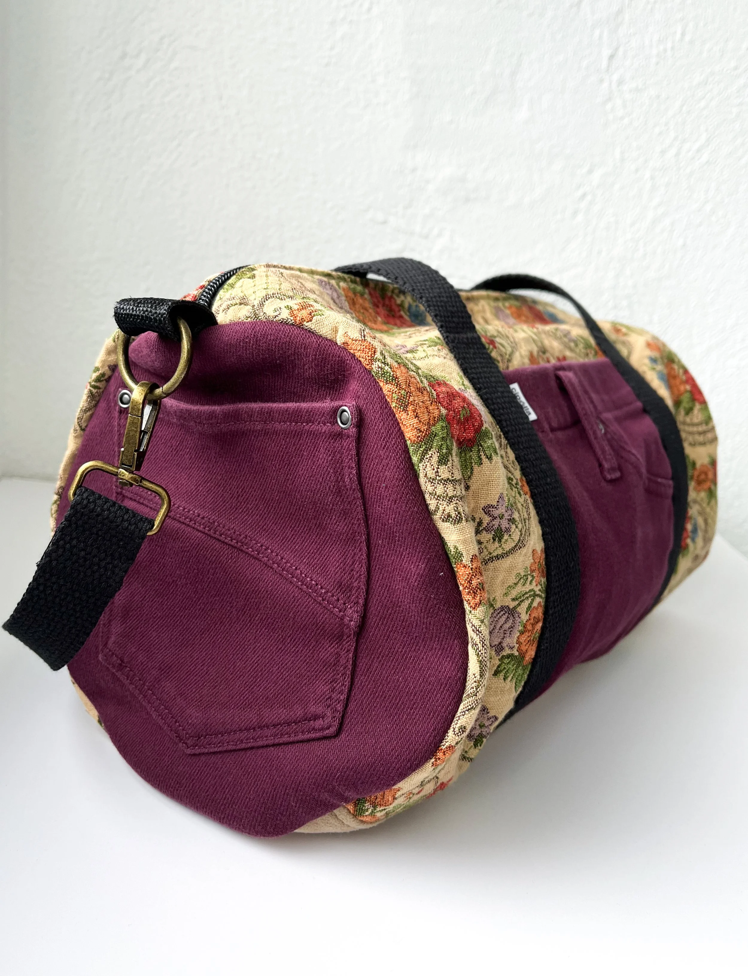 CipollaDuffleBag_AntiquePlum_Pocket.jpg