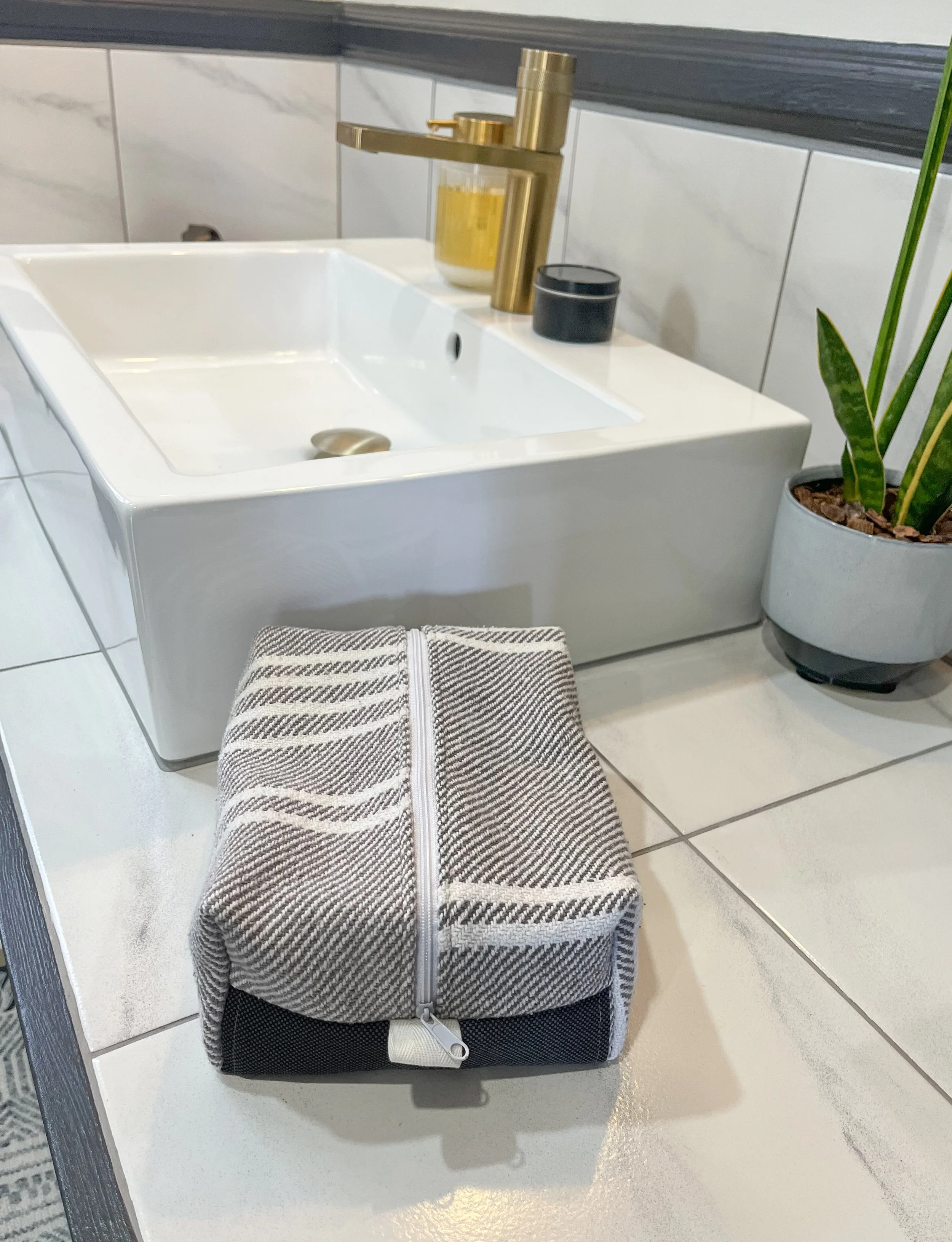 CipollaPouch_WovenCottonGreys_Boxy_bathroom copy.jpg