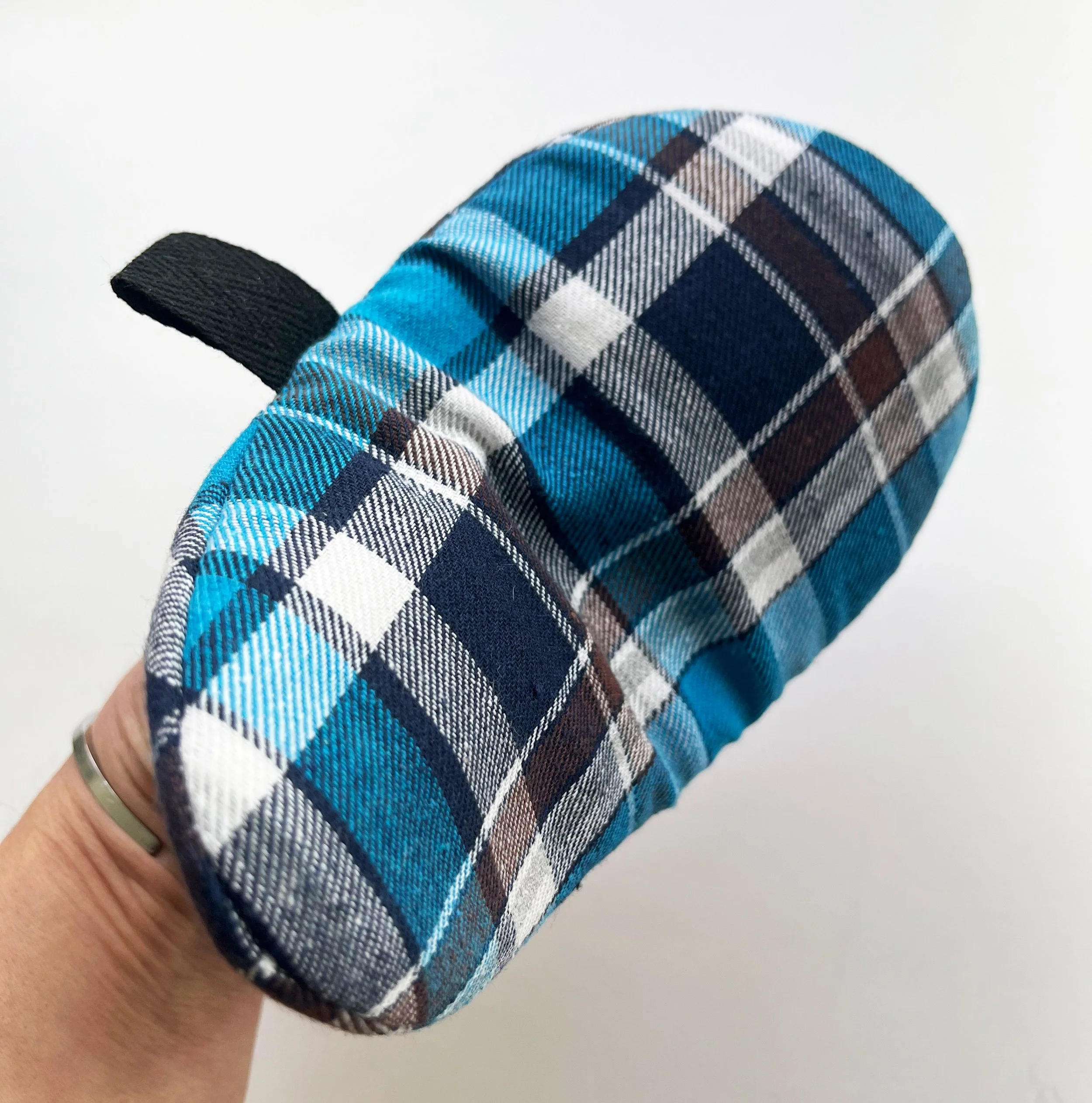 CipollaMiniMitt_ovenglove_PlaidBlue_onhand.jpg