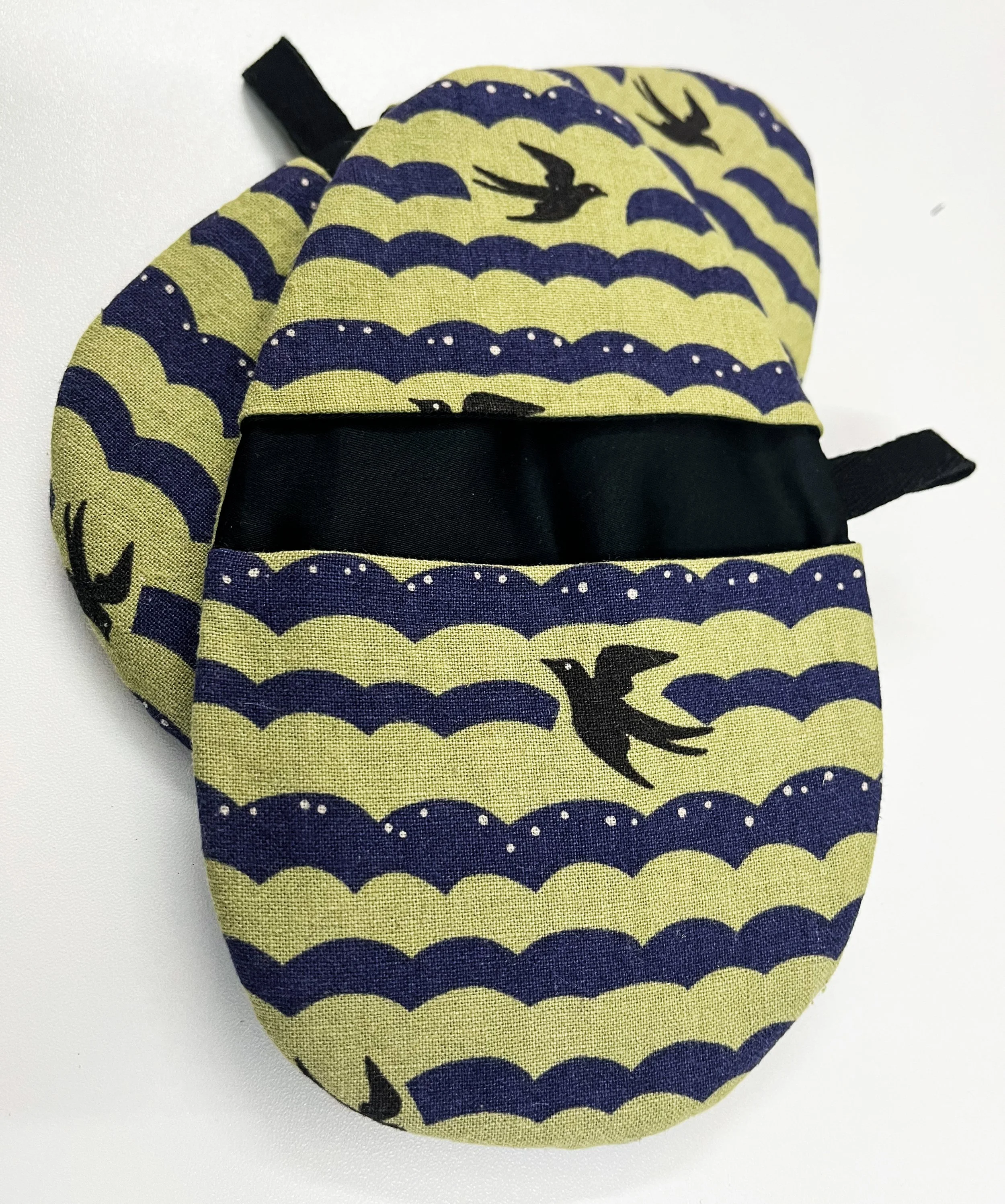 CipollaMiniMittSET_ovenglove&cloths_Swallows_pockets.jpg