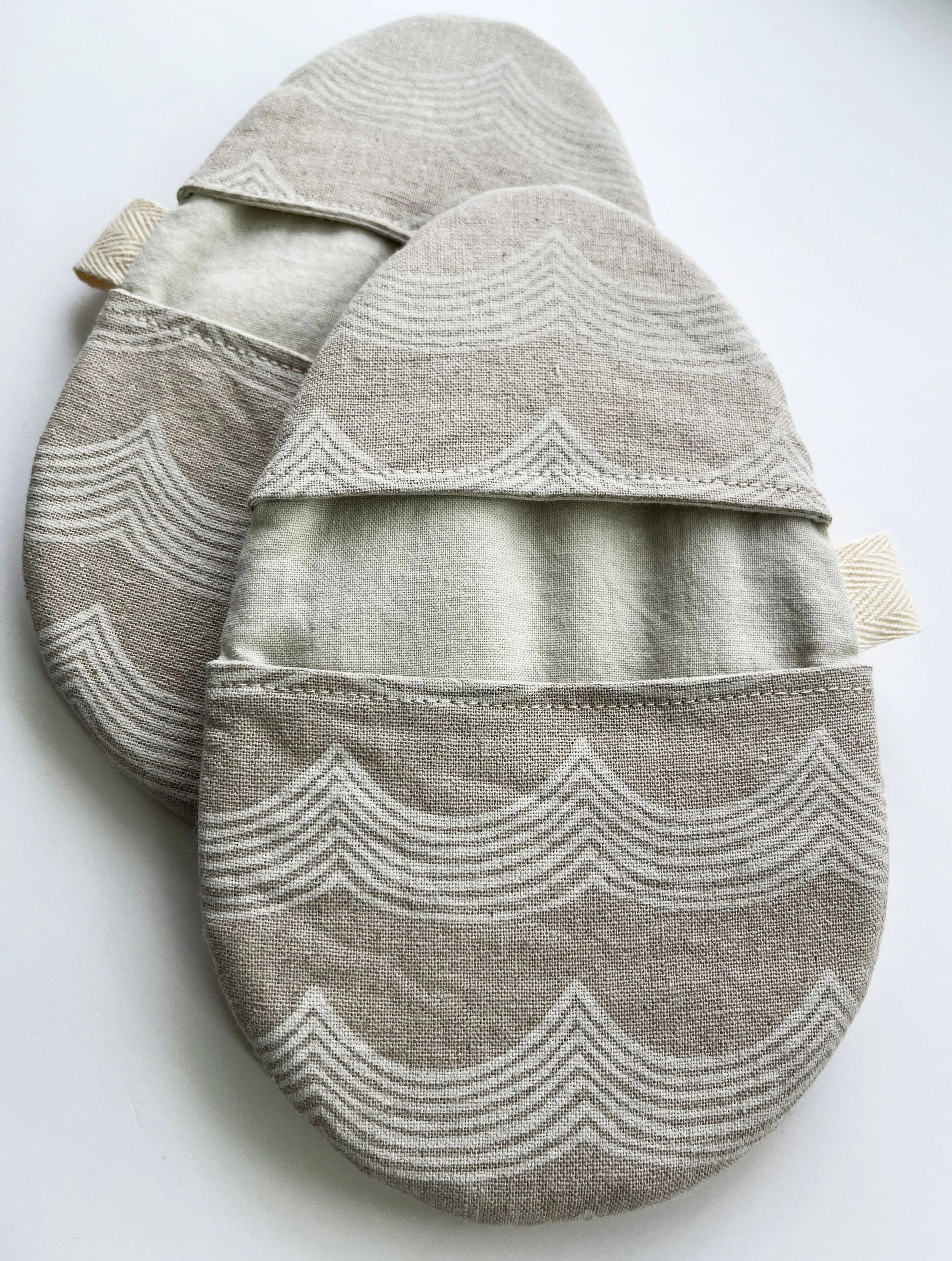 CipollaMiniMitt_ovenglove_LinenWaves_pockets.jpg
