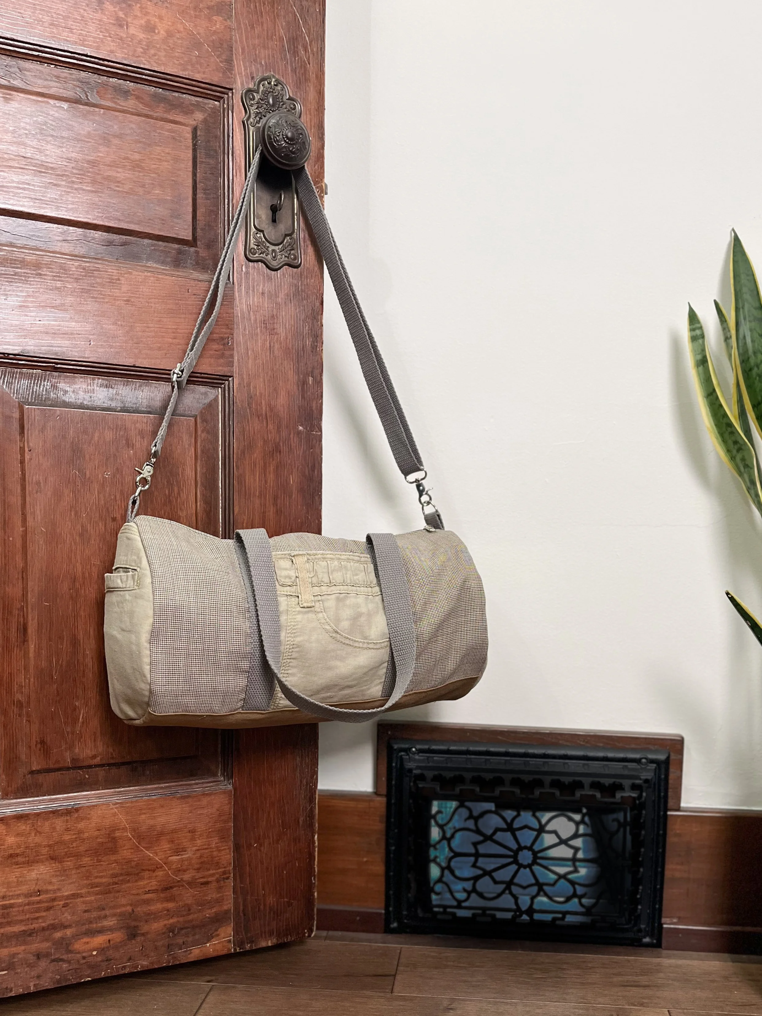CipollaShop_DuffleBag_VintageWool&Linen_DoorHang.jpg