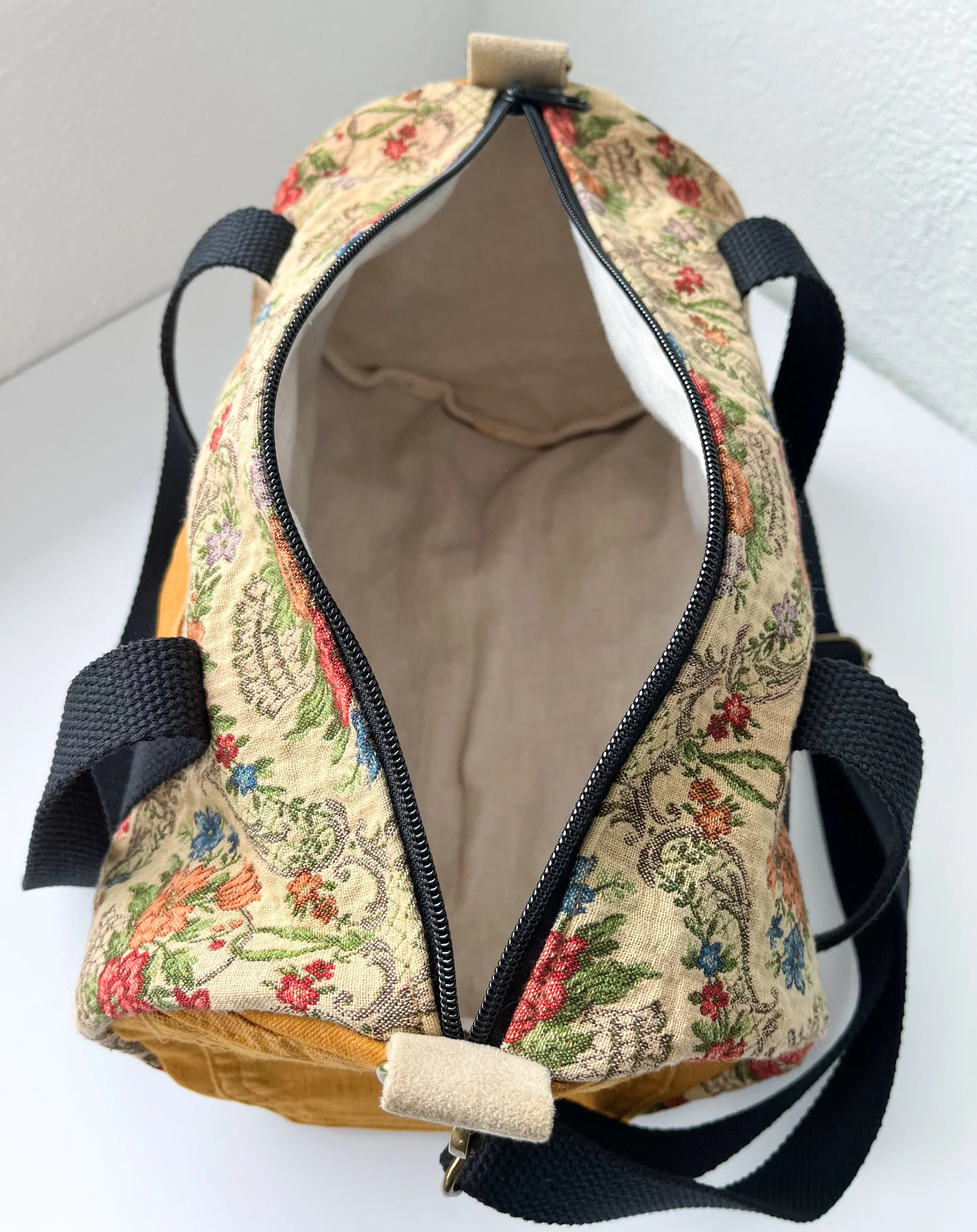 CipollaDuffleBag_VintageYellow_Lining.jpg