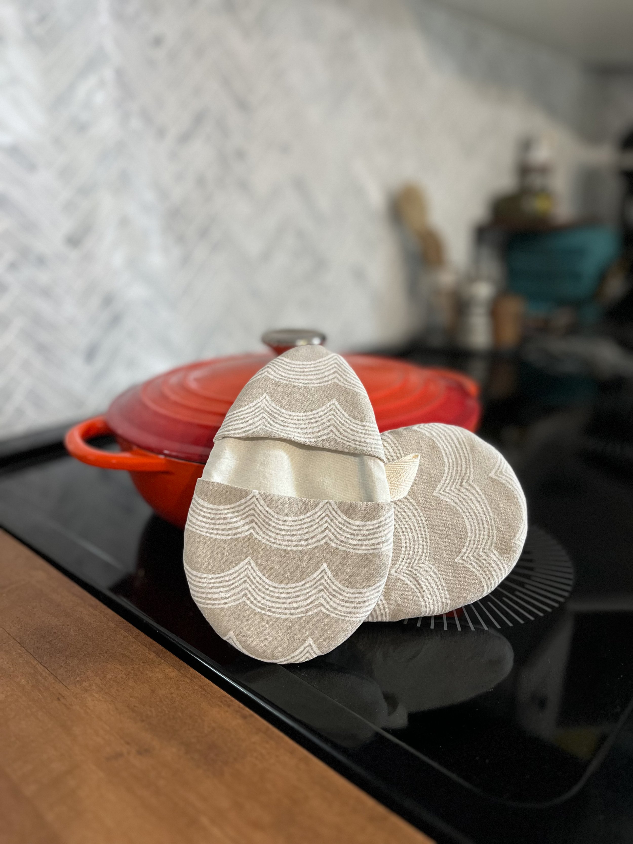 CipollaMiniMitt_ovenglove_LinenWaves_pot.jpg