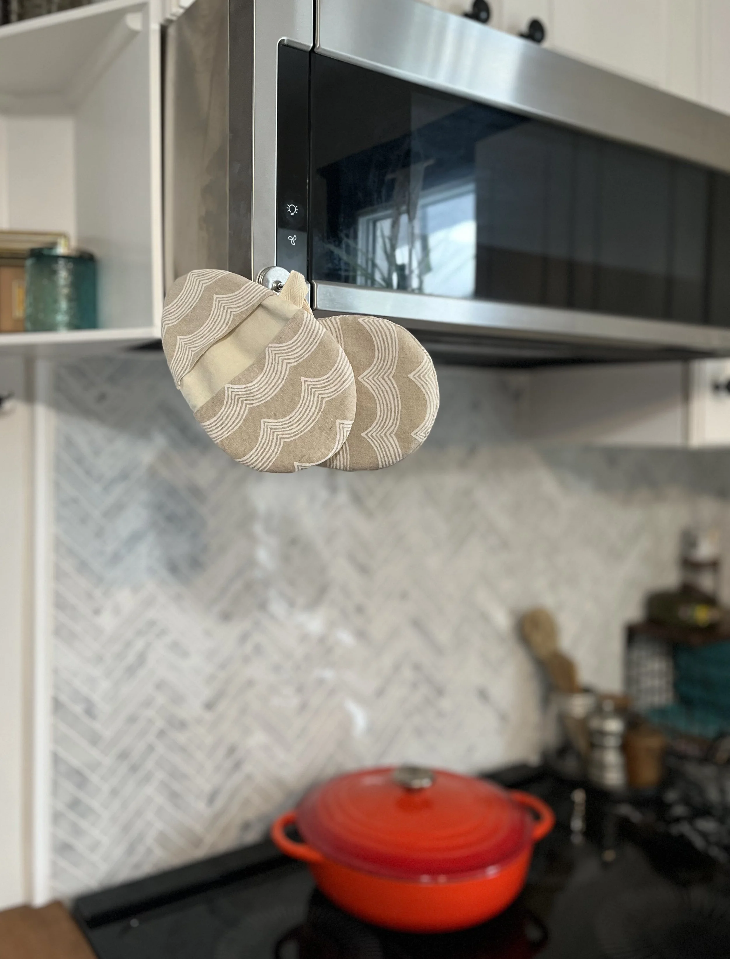 CipollaMiniMitt_ovenglove_LinenWaves_hanging.jpg