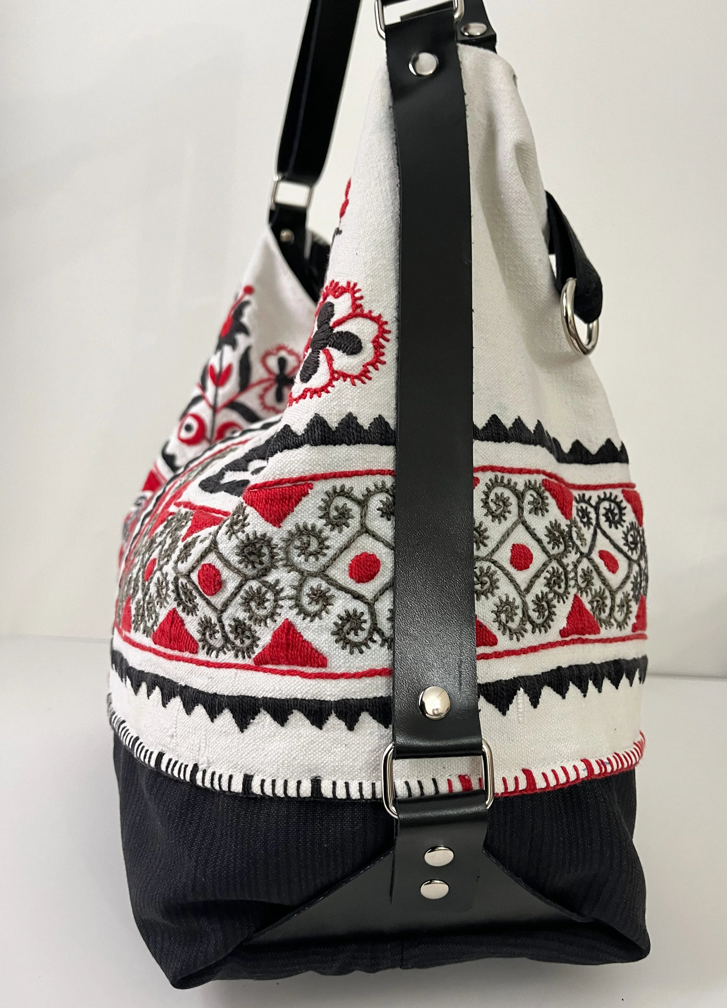 CipollaToteBag_LinenEmbroideryVintage_Leather_SideDetail.jpg