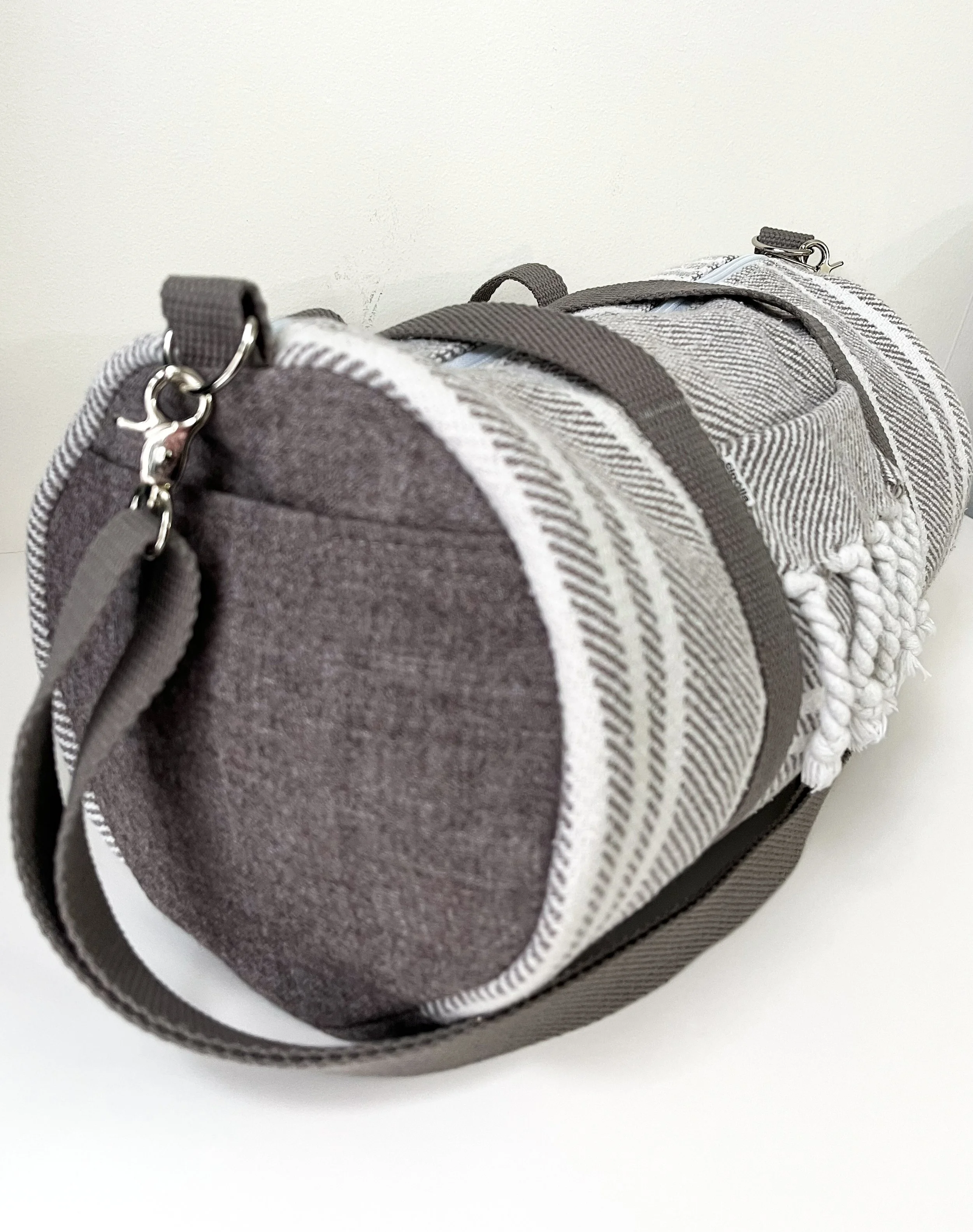 CipollaDuffleBag_GreyCotton_pocket.jpg