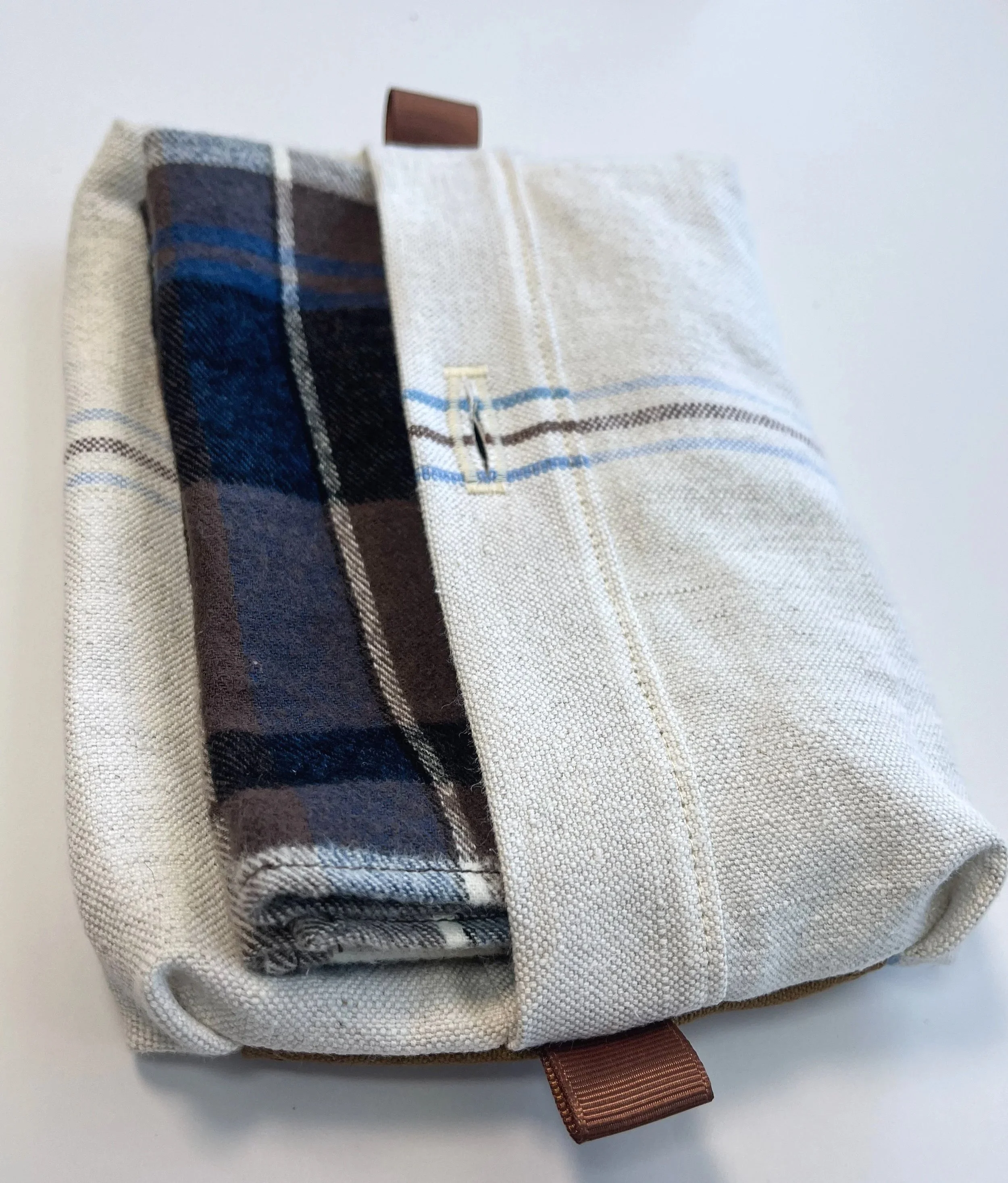 CipollaHankyPouch_LinenPlaidVintageButton_HankiesInside.jpg