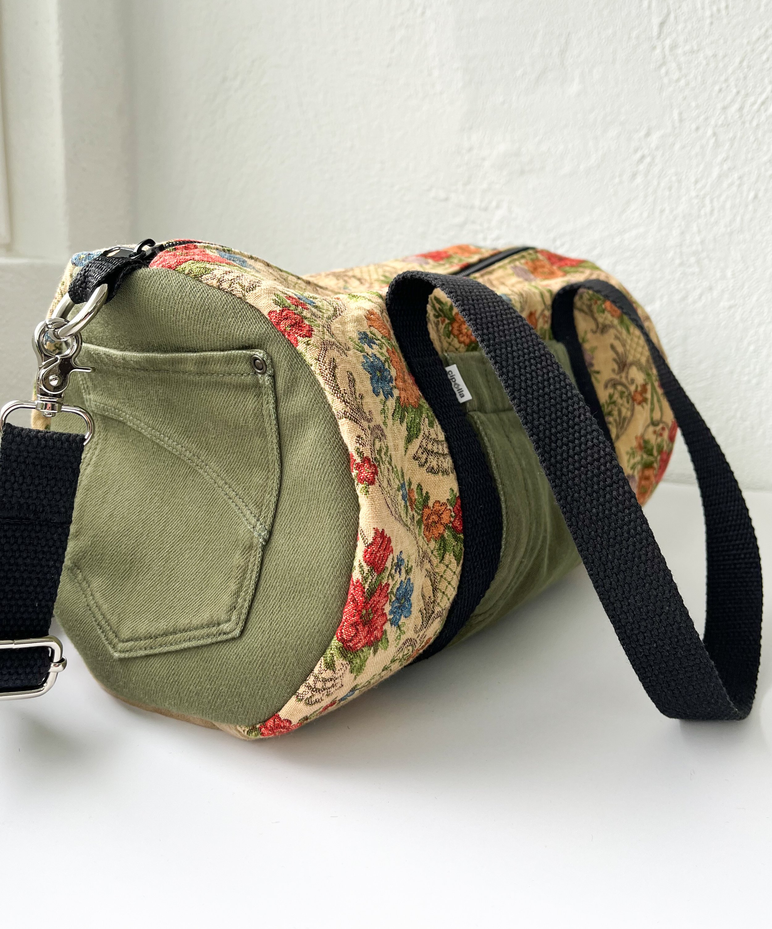 CipollaDuffleBag_AntiqueOlive_Pocket.jpg