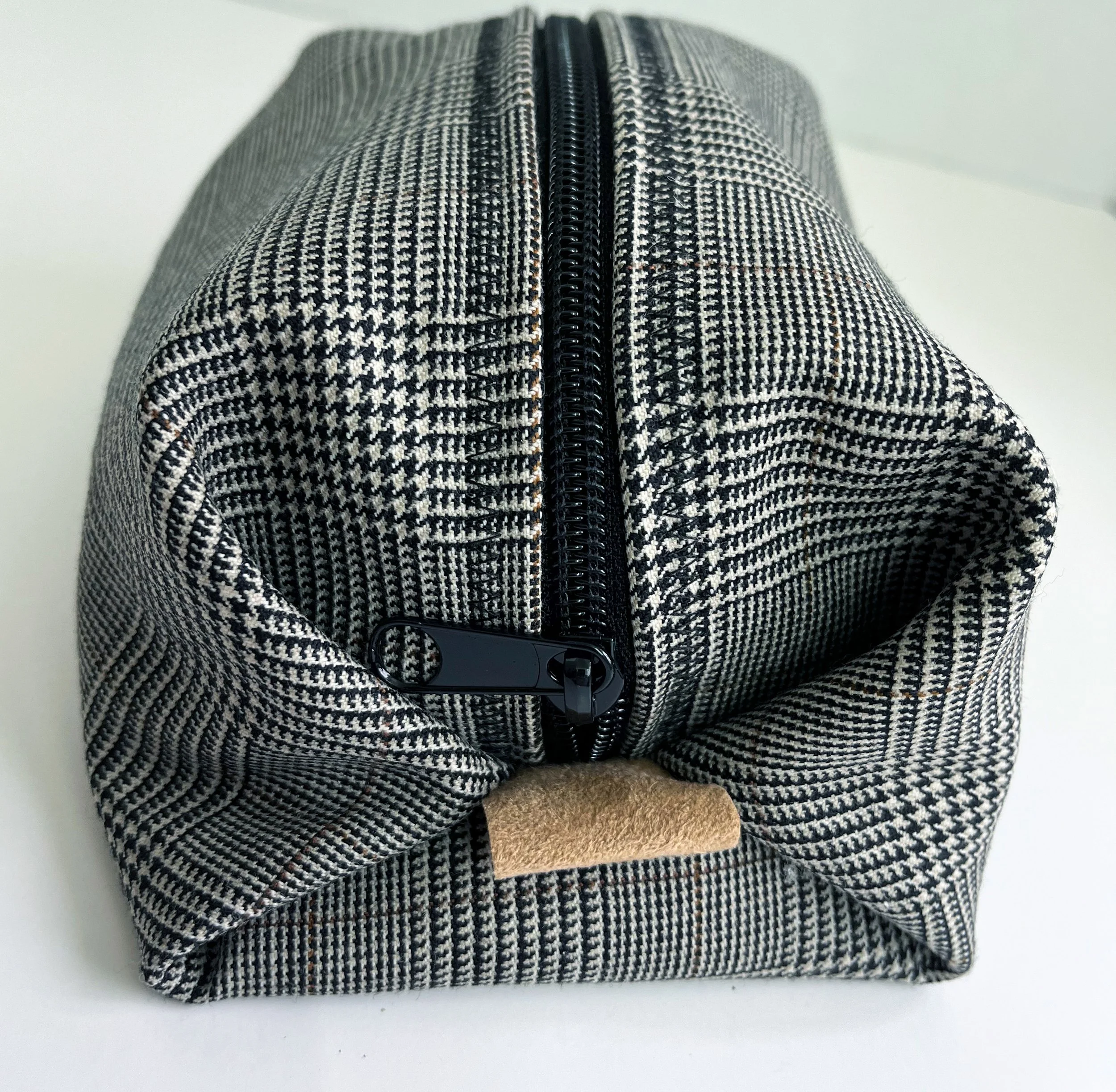 CipollaPouch_BoxyTravel_DarkPlaidWool_zipper.jpg