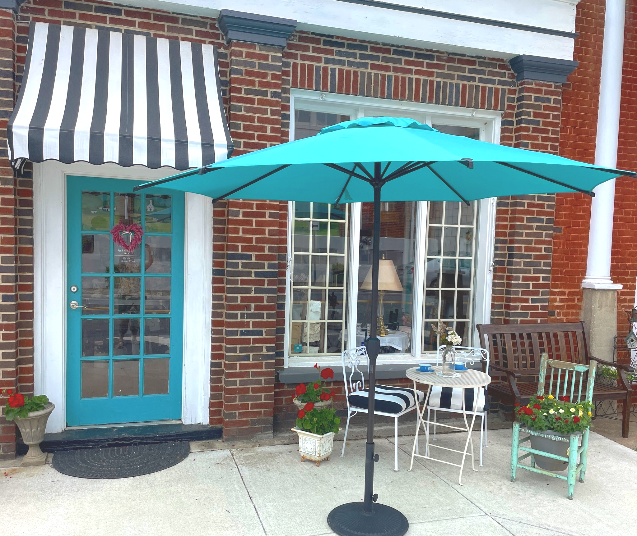 Village antiques and cafe in Lovingston Virginia. Great place to dine, shop and stroll.
